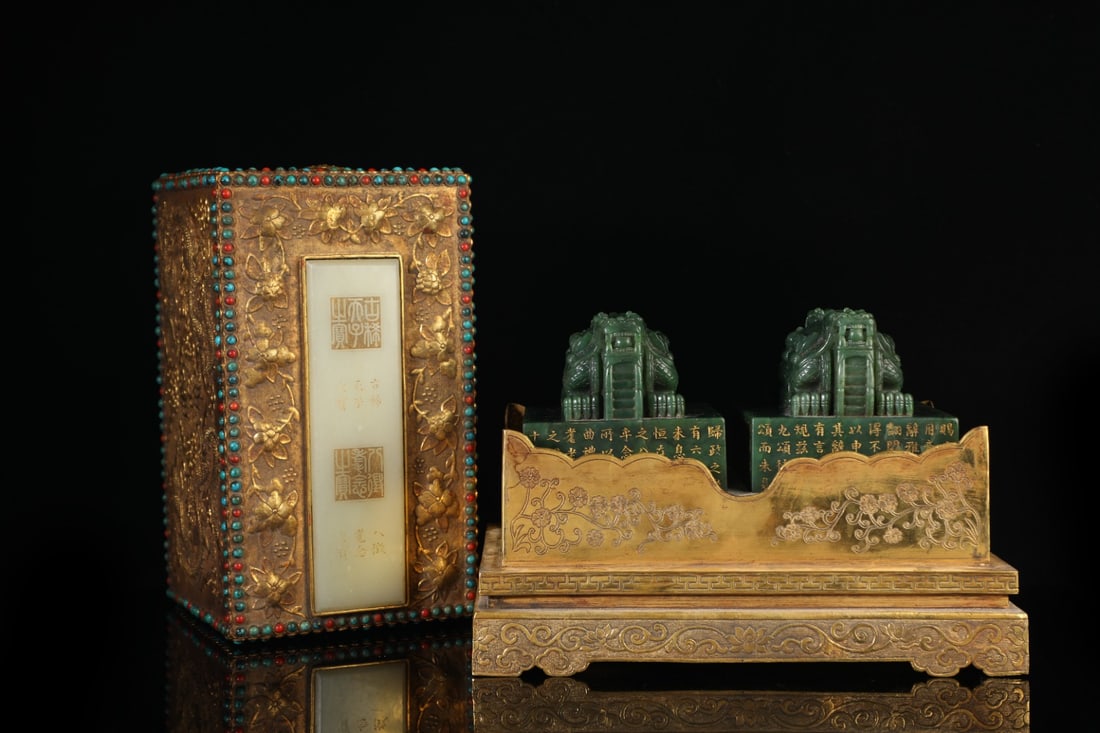 A Pair of Exquisite Jasper Dragon Pattern Seals,with poem,With Gilt Bronze Base,With Gilt Bronze (1 of 11)