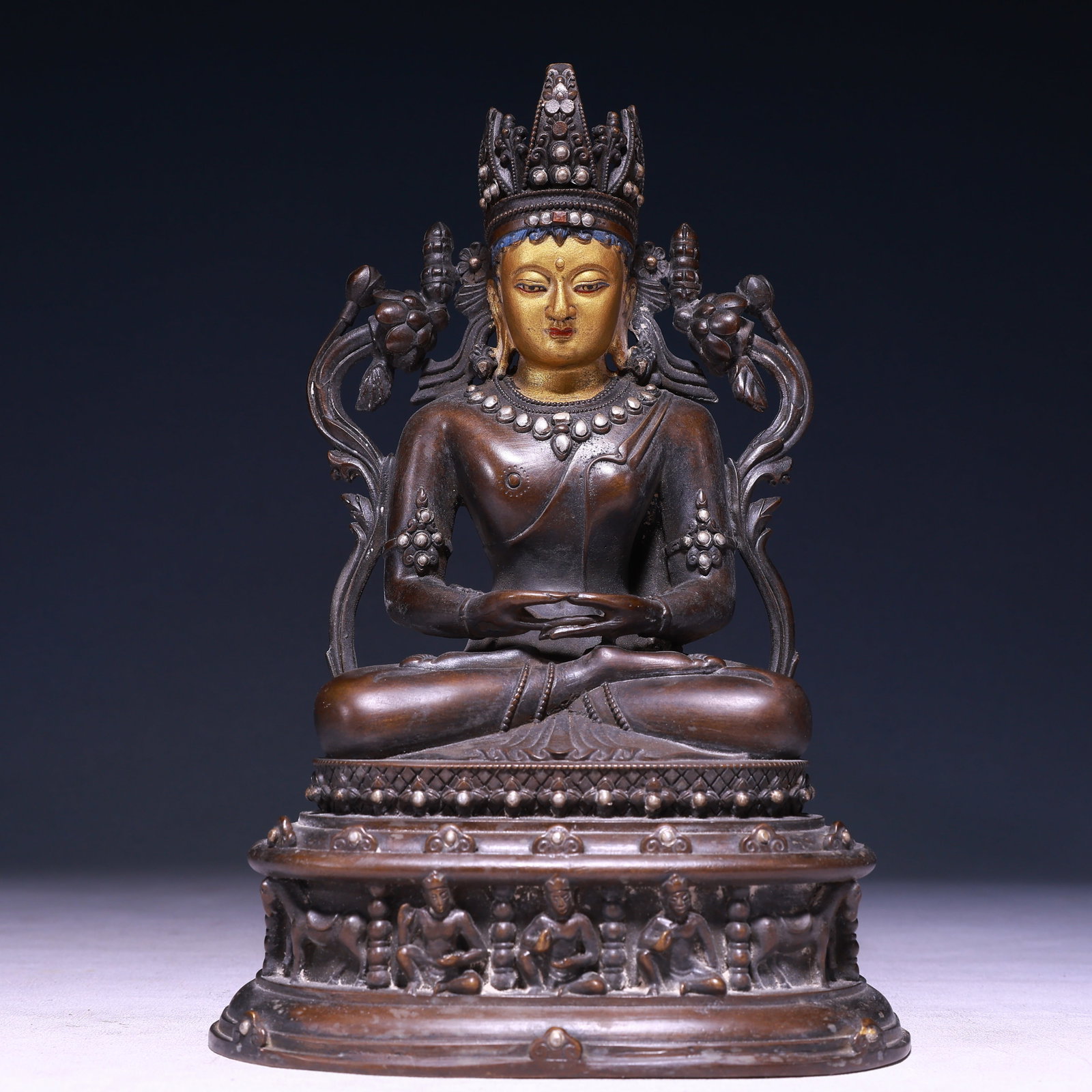 A Solemn Gilt Bronze Inlaid Silver Statue of Tara: A Solemn Gilt Bronze Inlaid Silver Statue of Tara,Qing Dynasty,China,Size:6.5inx5.1inx10.2in,Weight:2500g 铜鎏金嵌银度母像,中国清É