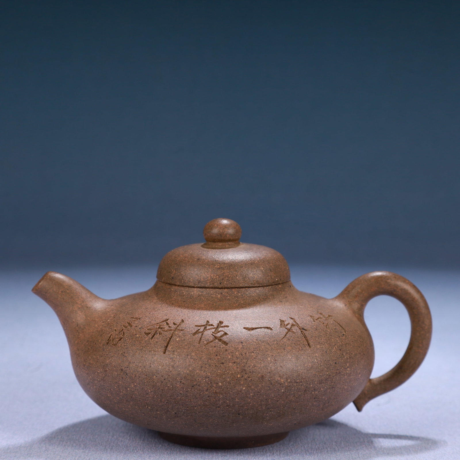 An Elaborate Yixing Clay Ewer: An Elaborate Yixing Clay Ewer. Chinese Qing Dynasty. Daoguang Period. Mark Of Yang Pengnian. Size:5.5inx3.9inx3in. Weight:185g. 清道光 紫砂乳鼎壶,હ