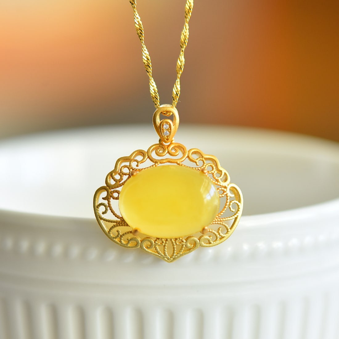 An Exquisite Sterling Silver-Gold Plated Inlaid Amber Necklace,Inlaid Diamond: An Exquisite Sterling Silver-Gold Plated Inlaid Amber Necklace,Inlaid Diamond,Size:13mmx18mm 纯银镀金镶琥珀项链,嵌钻石