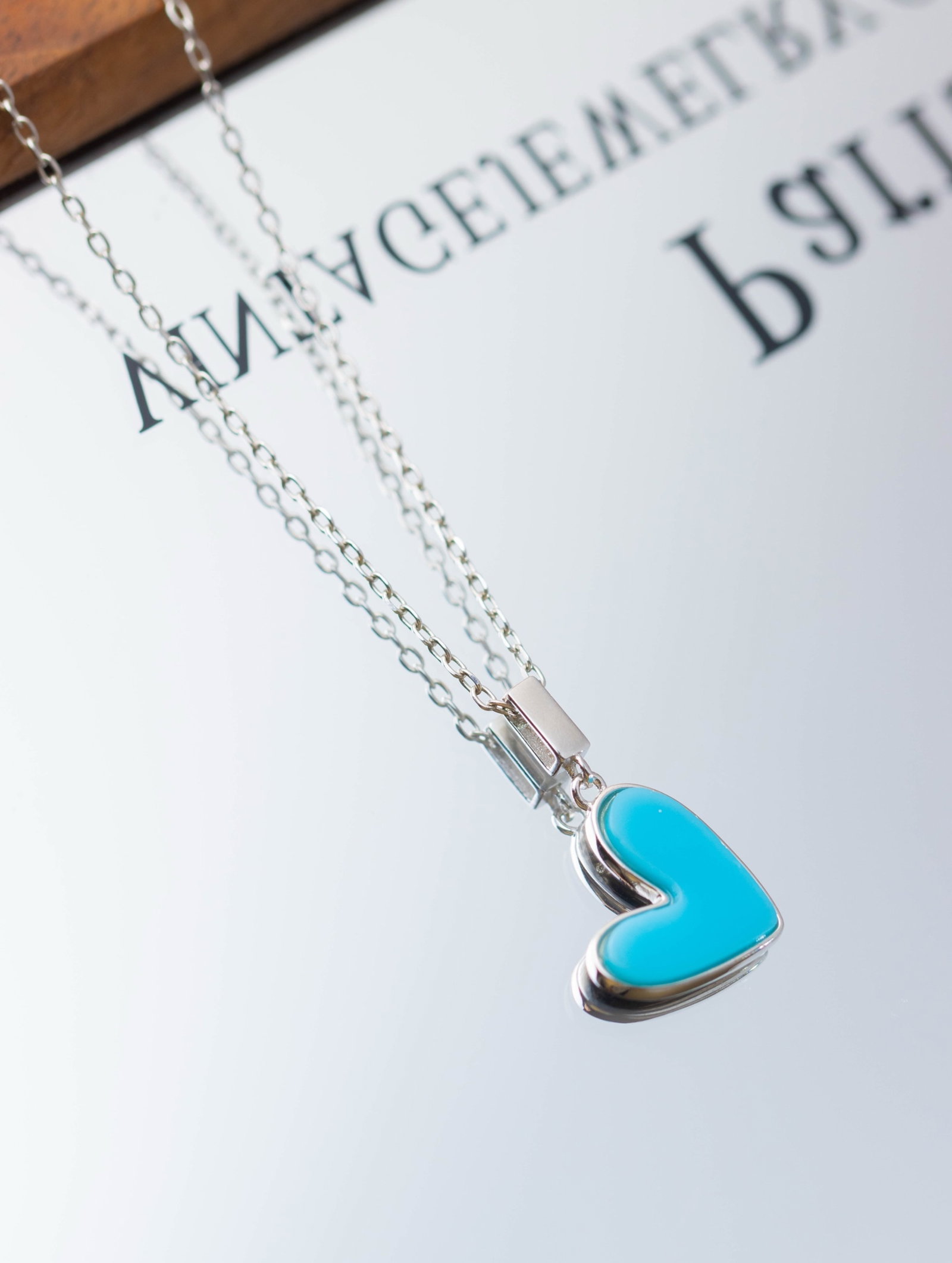 An Exquisite Sterling Silver Inlaid Turquoise Pendant: An Exquisite Sterling Silver Inlaid Turquoise Pendant 纯银镶绿松石吊坠