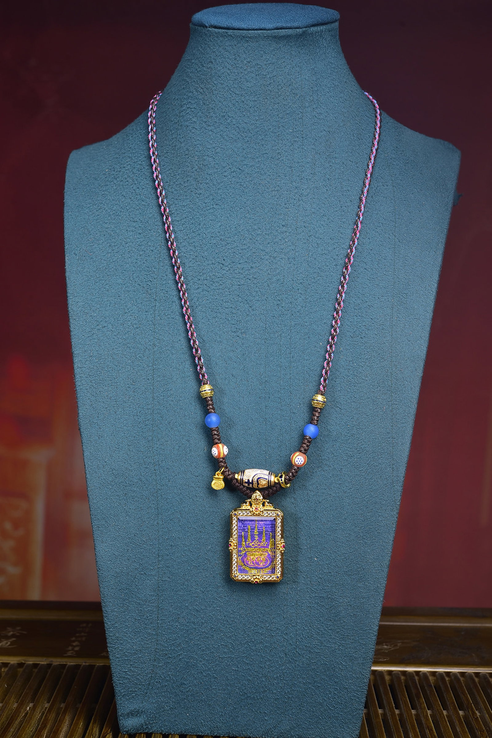 An Exquisite Bronze Tangka Pendant,With Agate,Inlaid Diamond: An Exquisite Bronze Tangka Pendant,With Agate,Inlaid Diamond,Size:48mmx29mmx8mm,Total Weight:41.5g 寓意：招财纳福、财源滚滚 &