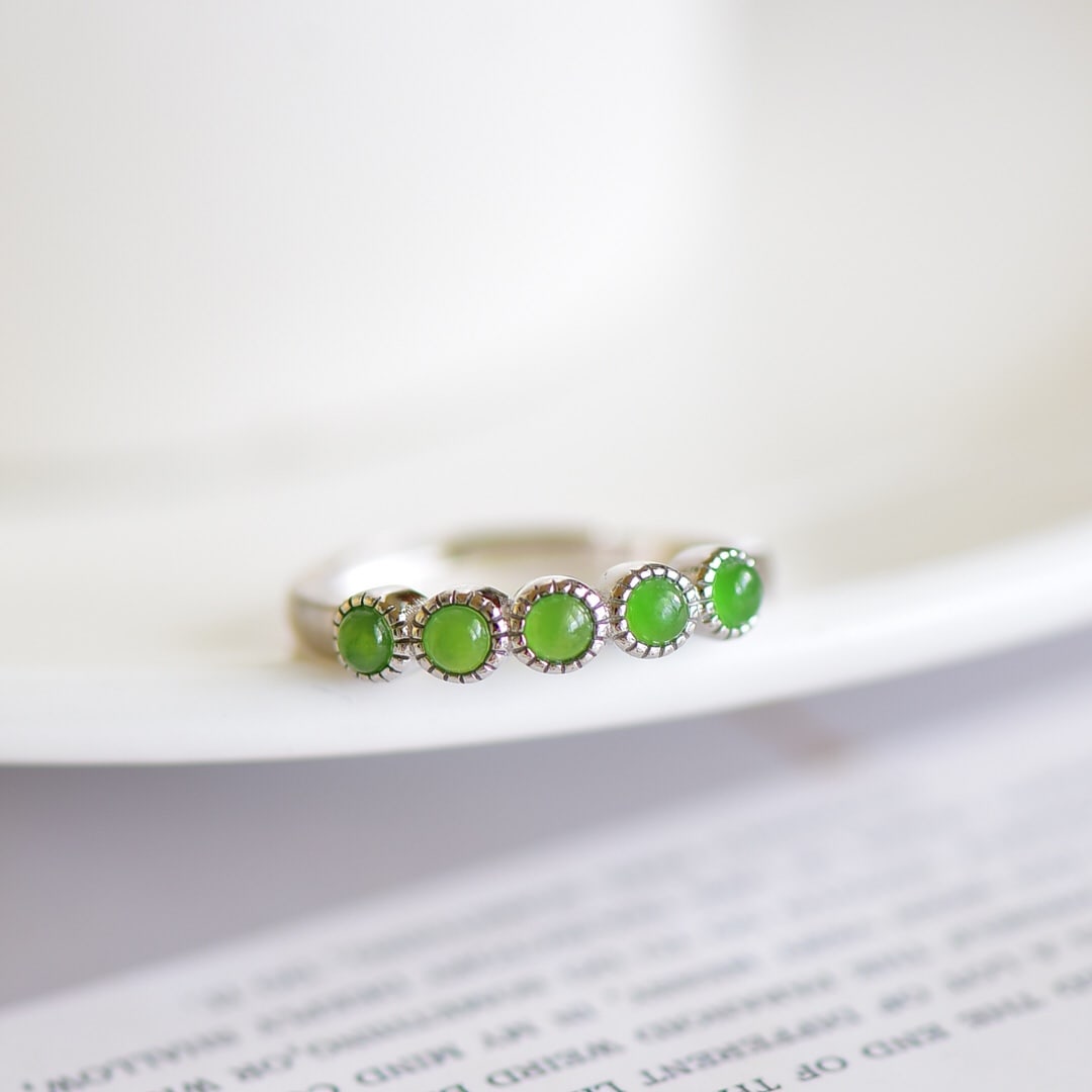 An Exquisite Sterling Silver Inlaid Jasper Ring: An Exquisite Sterling Silver Inlaid Jasper Ring,Size:3mmx3mm 纯银镶碧玉戒指