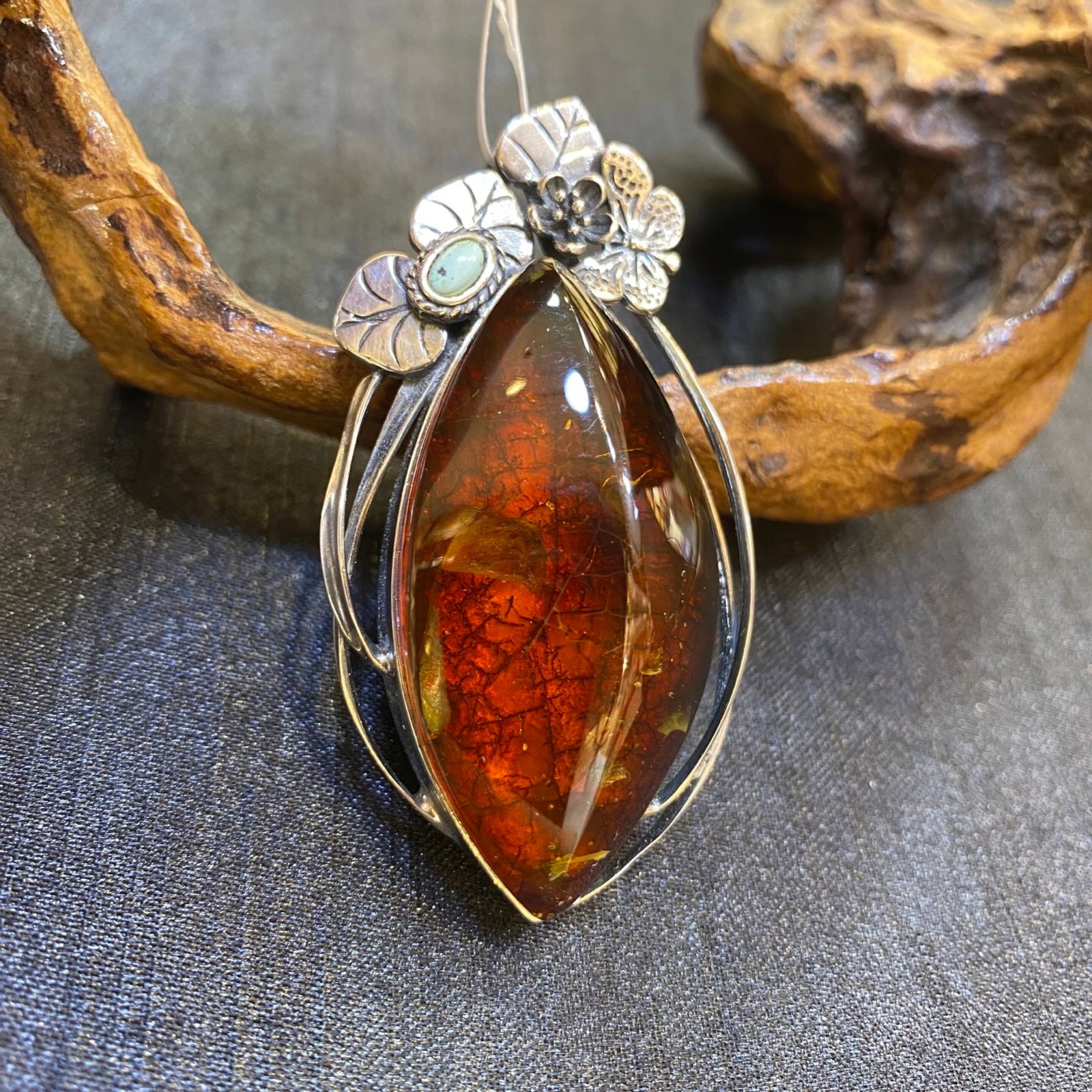 An Exquisite Beeswax Inlaid Silver Necklace: An Exquisite Beeswax Inlaid Silver Necklace,Size:30.7mm,Weight:21g 蜜蜡镶银项链