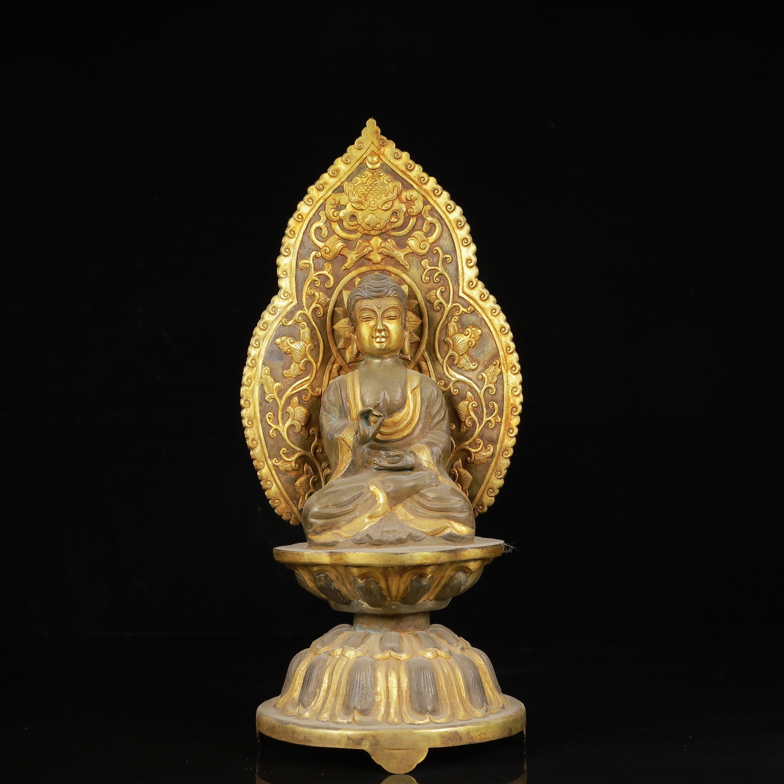 An Exquisite Gilt Silver Buddha Statue: An Exquisite Gilt Silver Buddha Statue,Qing Dynasty,China,Size:5.1inx11.8in,Weight:1150g 银鎏金佛像,中国清代