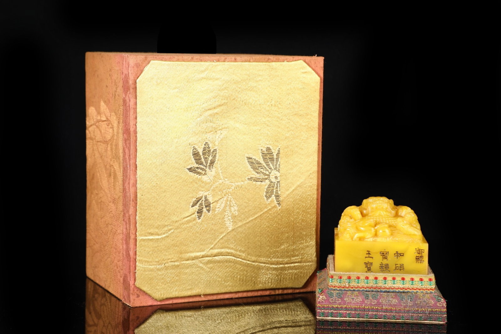 An Exquisite Tianhuang Stone Dragon Pattern Seal: An Exquisite Tianhuang Stone Dragon Pattern Seal,Qing Dynasty, China,He shuobao Qinwang Mark,Size:2.2inx2.6in,Weight:470g 田黄石龙纹印章,中国ę