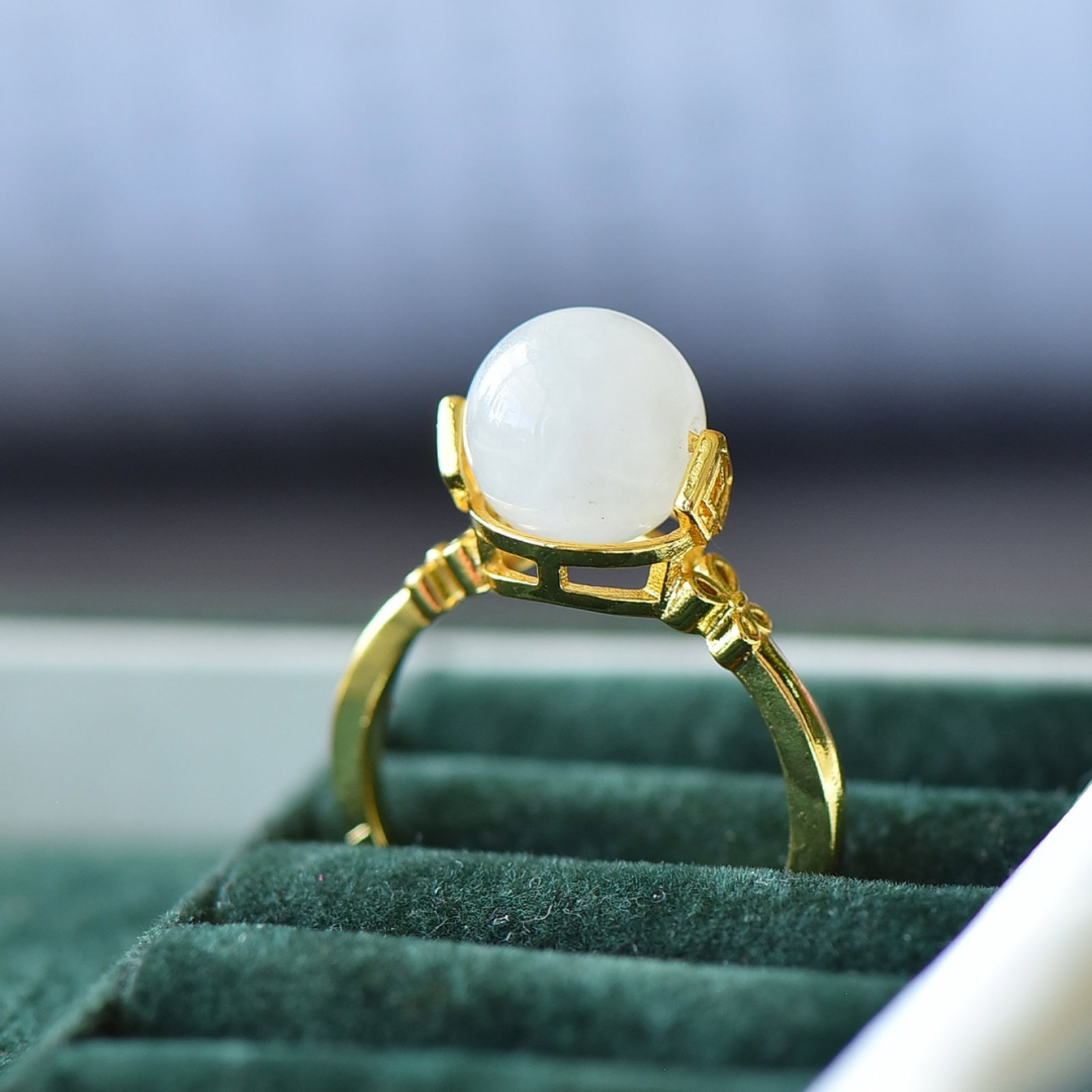 An Exquisite Bronze-Gold Plated Inlaid White Jade Ring: An Exquisite Bronze-Gold Plated Inlaid White Jade Ring,Size:10mmx10mm 铜镀金镶白玉戒指