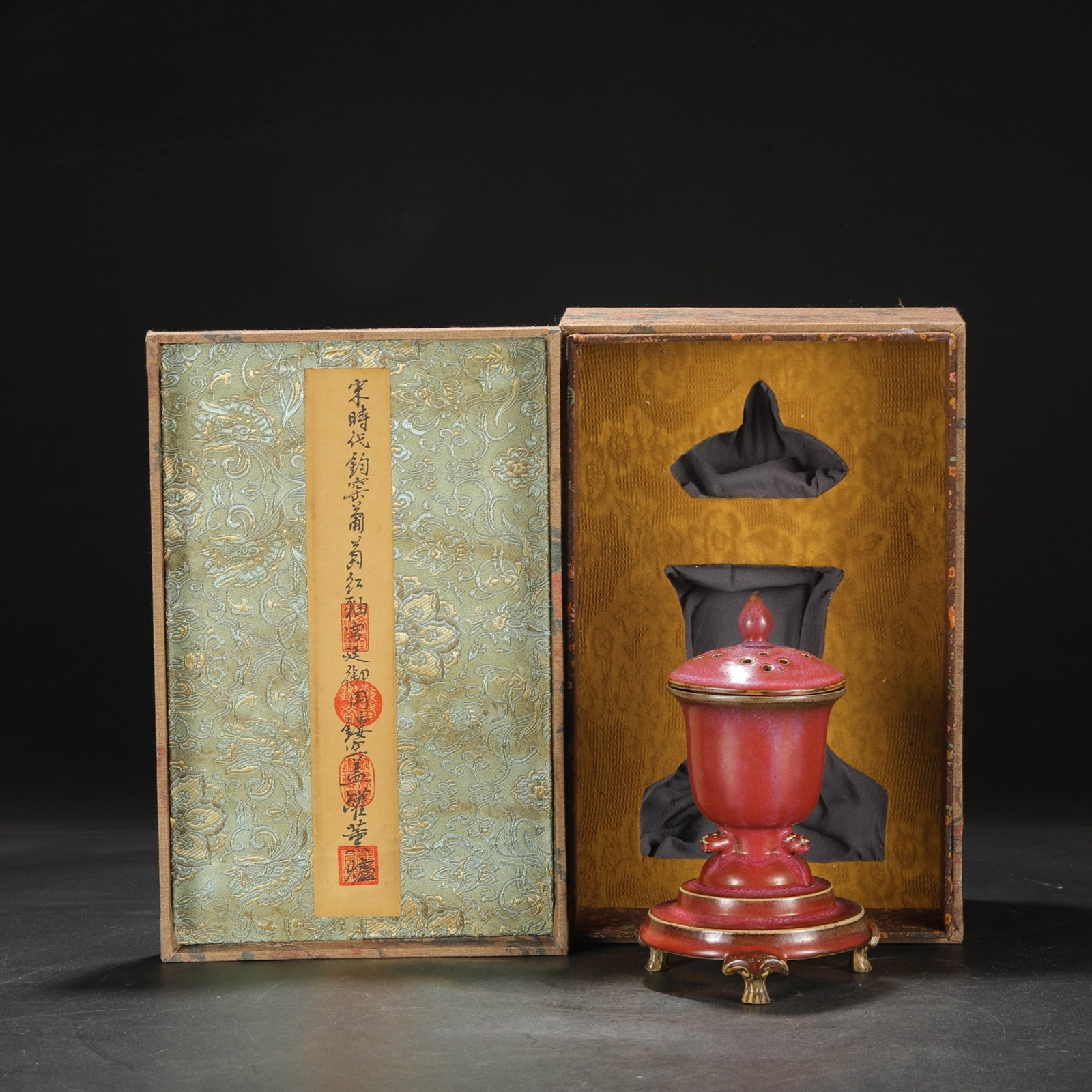 An Exquisite Jun yao Red Glazed Censer: An Exquisite Jun yao Red Glazed Censer,Song Dynasty,China,With Mark,Size:8.9inx3.9in 钧窑红釉香炉,中国宋代,带款