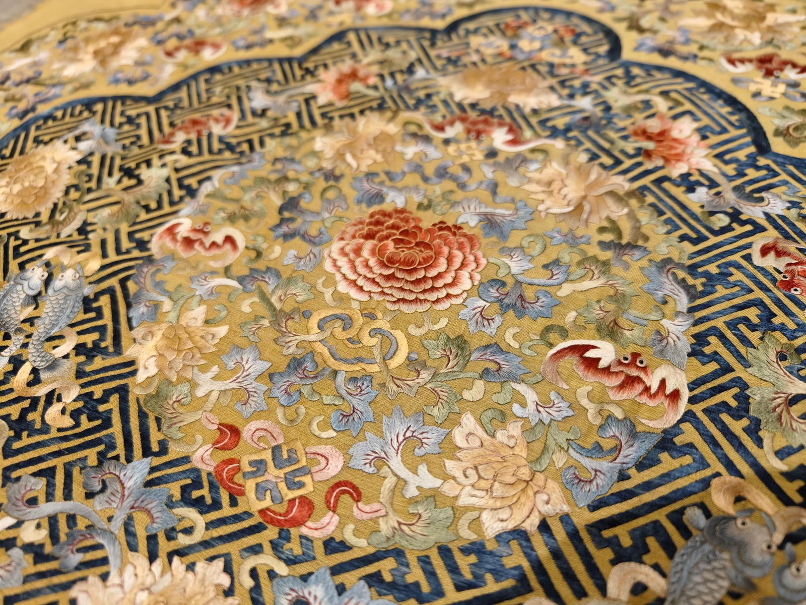 Palace embroidery "?d" pattern wrapped lotus backrest - 8