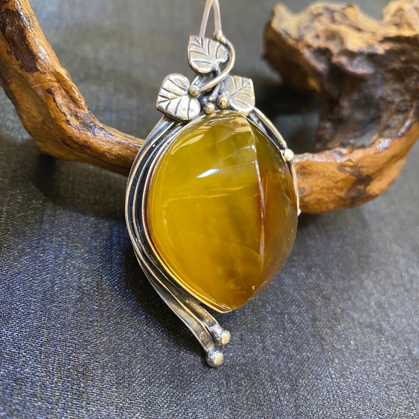 An Exquisite Beeswax Inlaid Silver Necklace: An Exquisite Beeswax Inlaid Silver Necklace,Size:35.3mm,Weight:23.8g 蜜蜡镶银项链