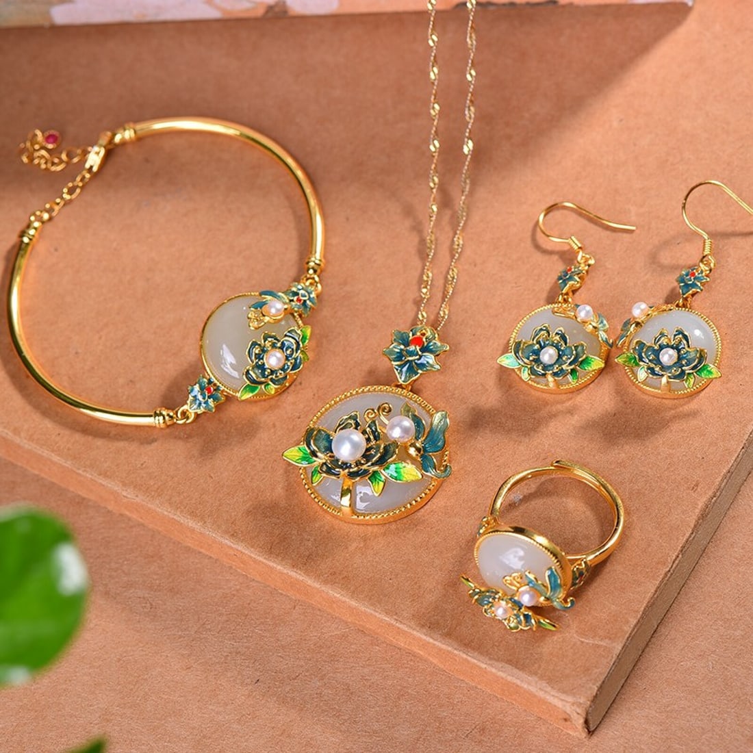 A Set of Fine Sterling Silver-Gold Plated Inlaid White Jade Enamel Jewelrys: A Set of Fine Sterling Silver-Gold Plated Inlaid White Jade Enamel Jewelrys,Size:22mmx22mm,12mmx12mm,14mmx14mm,15mmx15mm 一套纯银镀金镶白玉珐