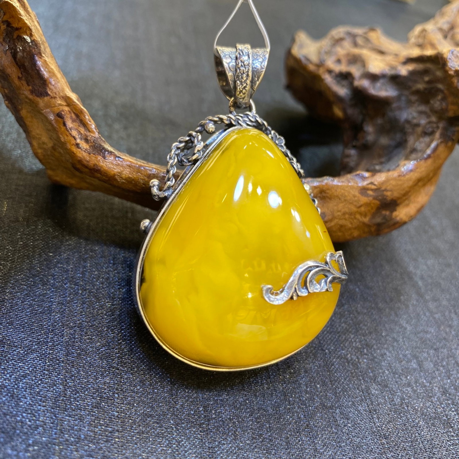 An Exquisite Beeswax Inlaid Silver Necklace: An Exquisite Beeswax Inlaid Silver Necklace,Size:37.3mm,Weight:26.2g 蜜蜡镶银项链