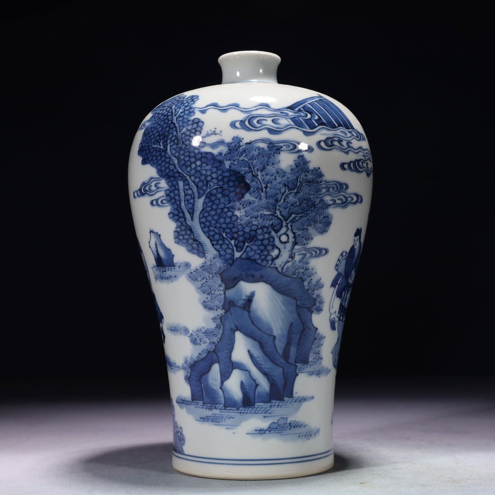 An Exquisite Blue and White Character and Story Pattern Vase: An Exquisite Blue and White Character and Story Pattern Vase,Qing Dynasty,China,Kangxi Six-character Mark,Size:4.7inx8.7in,Weight:1000g 青花人物故事纹瓶