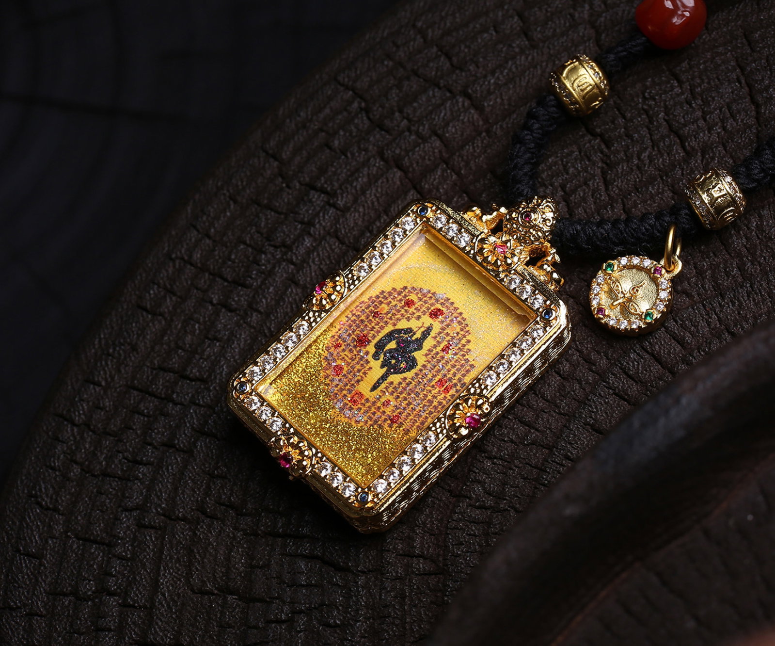An Exquisite Bronze Tangka Pendant,With Agate,Inlaid Diamond: An Exquisite Bronze Tangka Pendant,With Agate,Inlaid Diamond,Size:48mmx29mmx8mm,Total Weight:36.3g元 铜唐卡吊坠,配玛瑙,嵌钻石