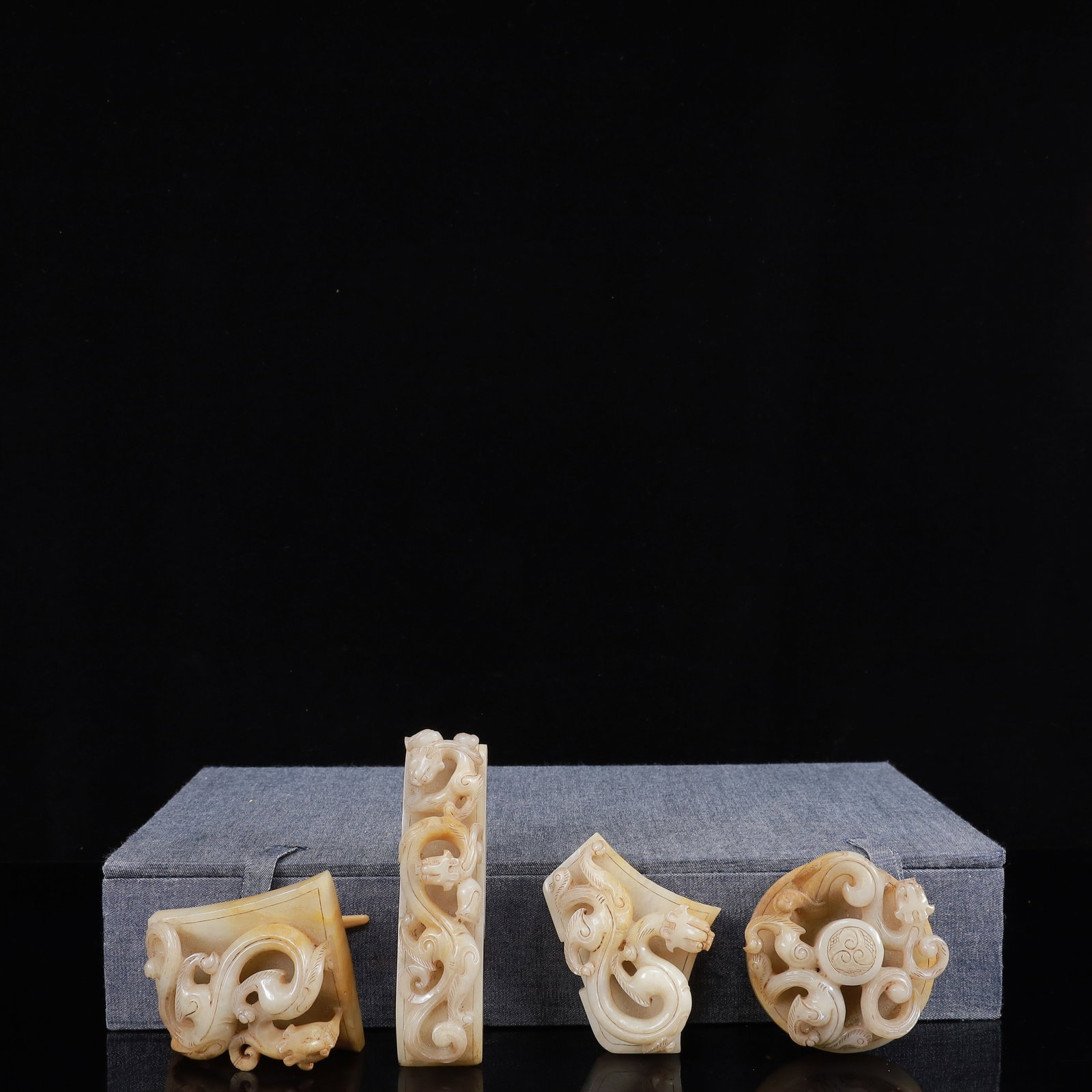 A Set of Fine White Jade Auspicious Beast Ornaments: A Set of Fine White Jade Auspicious Beast Ornaments,Qing Dynasty,China,Size:4.7inx2.8inx1.2in,Weight:742g 一套白玉瑞兽摆件,中国清É