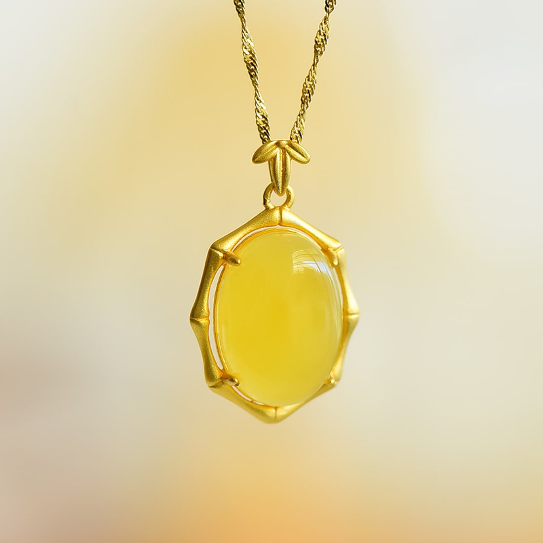 An Exquisite Sterling Silver-Gold Plated Inlaid Amber Necklace: An Exquisite Sterling Silver-Gold Plated Inlaid Amber Necklace,Size:13mmx18mm 纯银镀金镶琥珀项链