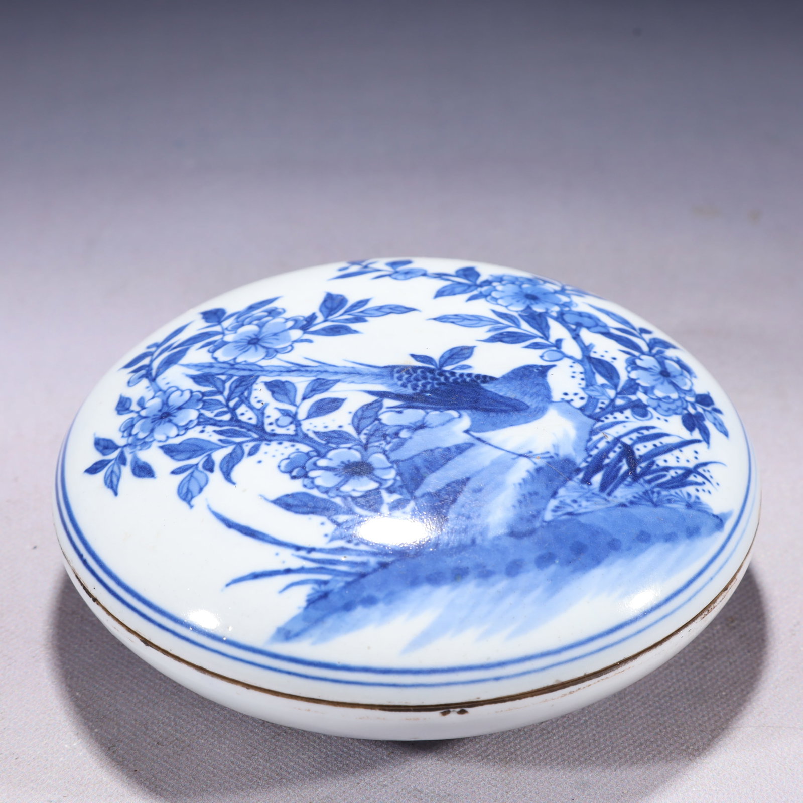 An Exquisite Blue and White Flower and Bird Pattern Box with Cover: An Exquisite Blue and White Flower and Bird Pattern Box with Cover,Qing Dynasty,China,Size:5.9inx1.6in,Weight:600g 青花花鸟纹盖盒,中国清