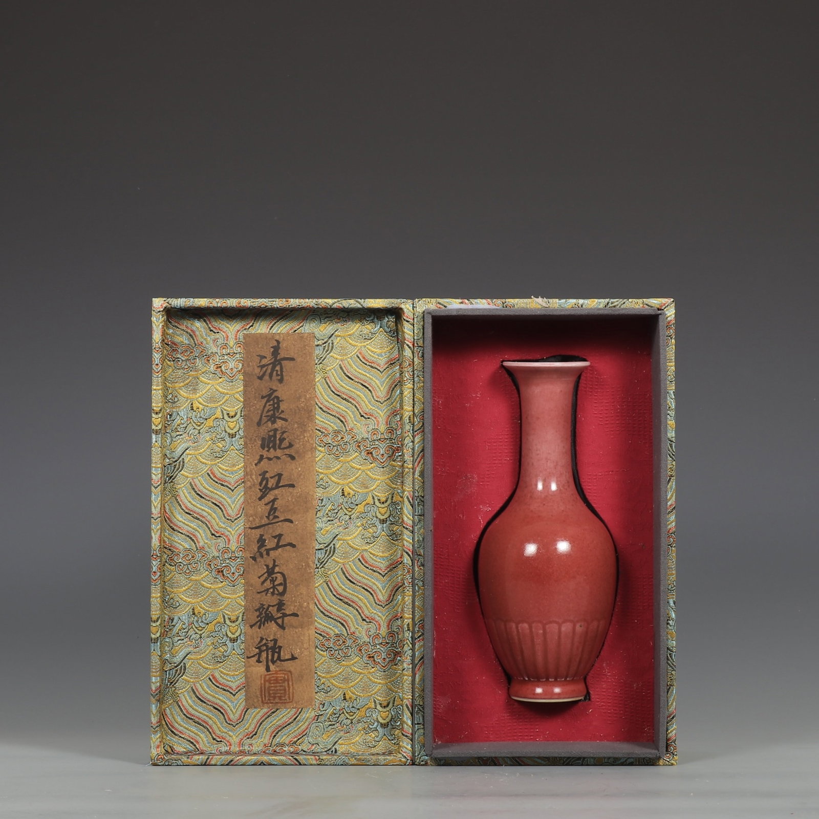 An Exquisite PeachBloom-Glazed Vase: An Exquisite PeachBloom-Glazed Vase,Qing Dynasty,China,Kangxi Six-character Mark,Size:8.5inx3.5in 豇豆红釉瓶,中国清代,康熙六