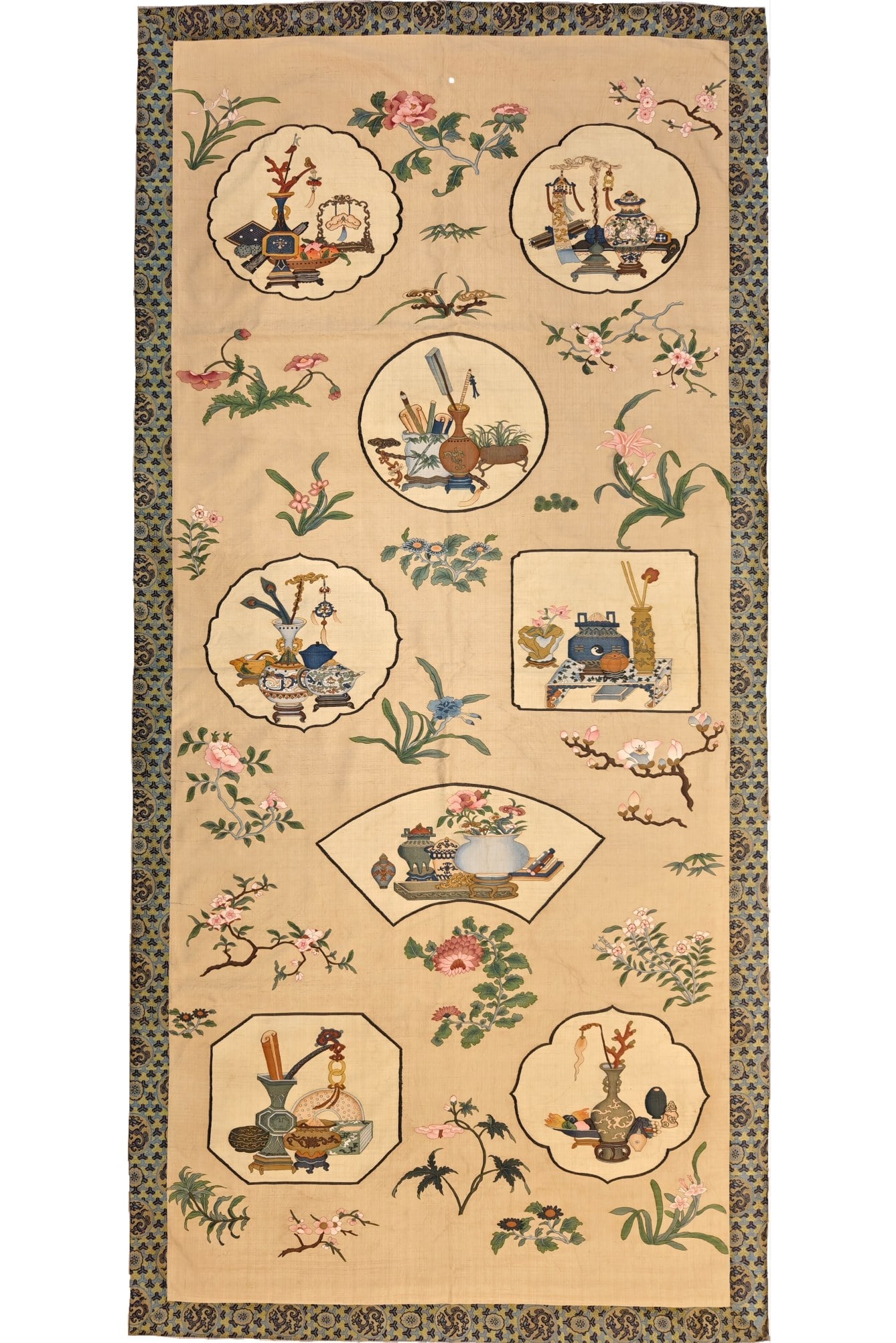 An exquisite kesi flower picture: An exquisite kesi flower picture. Qing Dynasty, China, kesi craftsmanship is an ancient and fine handicraft with a long history and unique skills in China. This technique is usually used on silk fabri