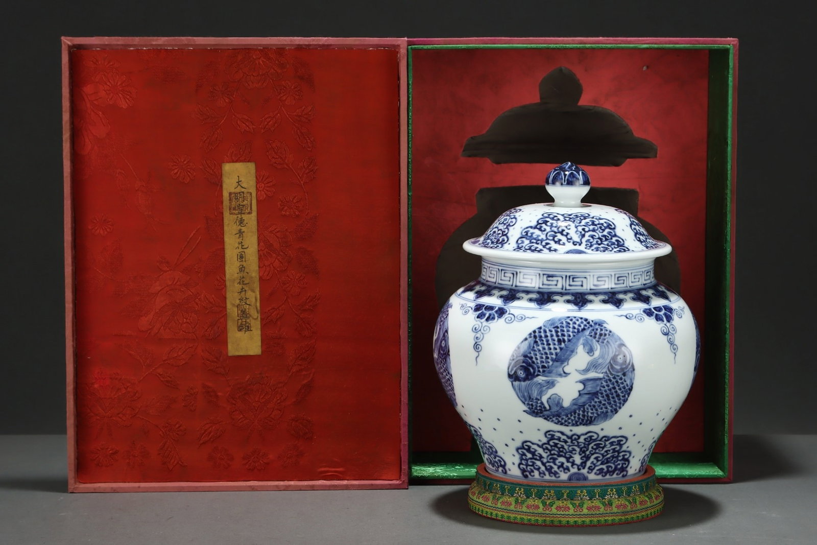 An Exquisite Blue and White Fish Pattern Flower Pattern Jar With Cover: An Exquisite Blue and White Fish Pattern Flower Pattern Jar With Cover,Ming Dynasty,China,Size:10.6inx8.9in 青花鱼纹花卉纹盖罐,中国