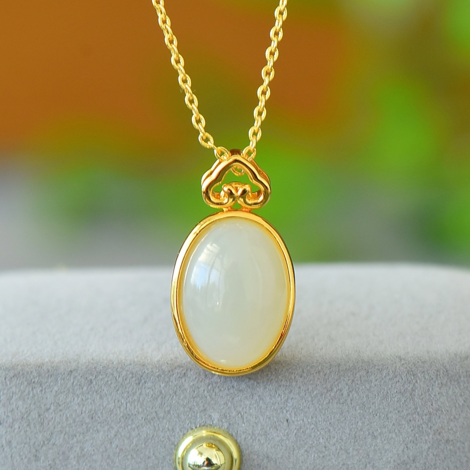 An Exquisite Bronze-Gold Plated Inlaid White Jade Necklace: An Exquisite Bronze-Gold Plated Inlaid White Jade Necklace,Size:10mmx14mm 铜镀金镶白玉项链