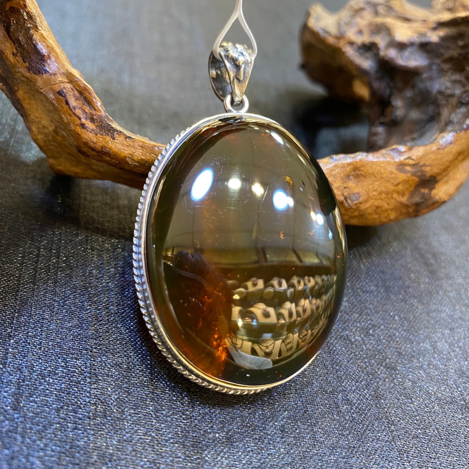 An Exquisite Beeswax Inlaid Silver Necklace: An Exquisite Beeswax Inlaid Silver Necklace,Size:33.6mm,Weight:16.1g 蜜蜡镶银项链