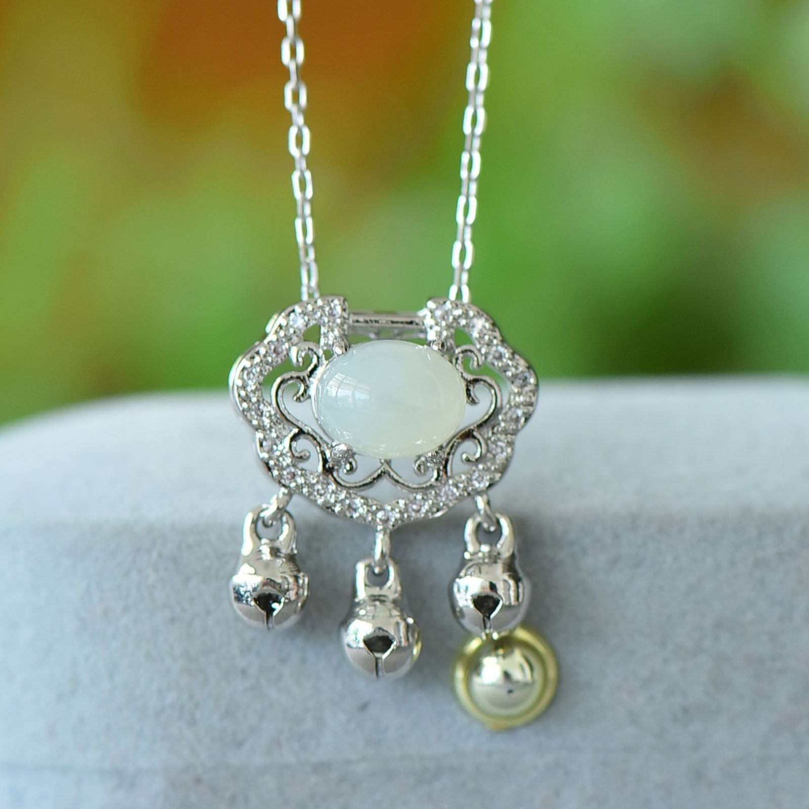 An Exquisite Bronze Inlaid White Jade Necklace,Inlaid Diamond: An Exquisite Bronze Inlaid White Jade Necklace,Inlaid Diamond,Size:7mmx9mm 铜镶白玉项链,嵌钻石