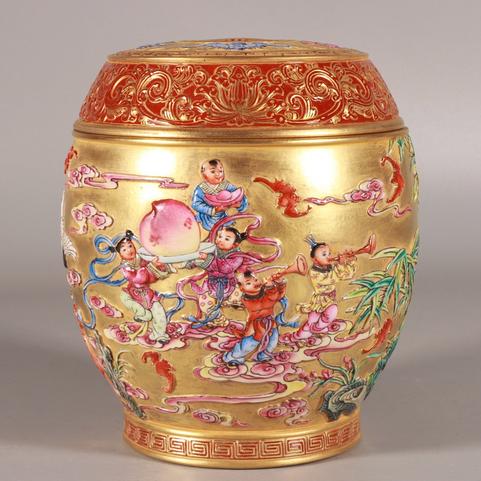 An Exquisite Gold Ground Enamel Character and Story Pattern Jar with Cover: An Exquisite Gold Ground Enamel Character and Story Pattern Jar with Cover,Qing Dynasty,China,Qianlong Six-character Mark,Size:10inx5.3in 金地珐琅彩人物ਠ