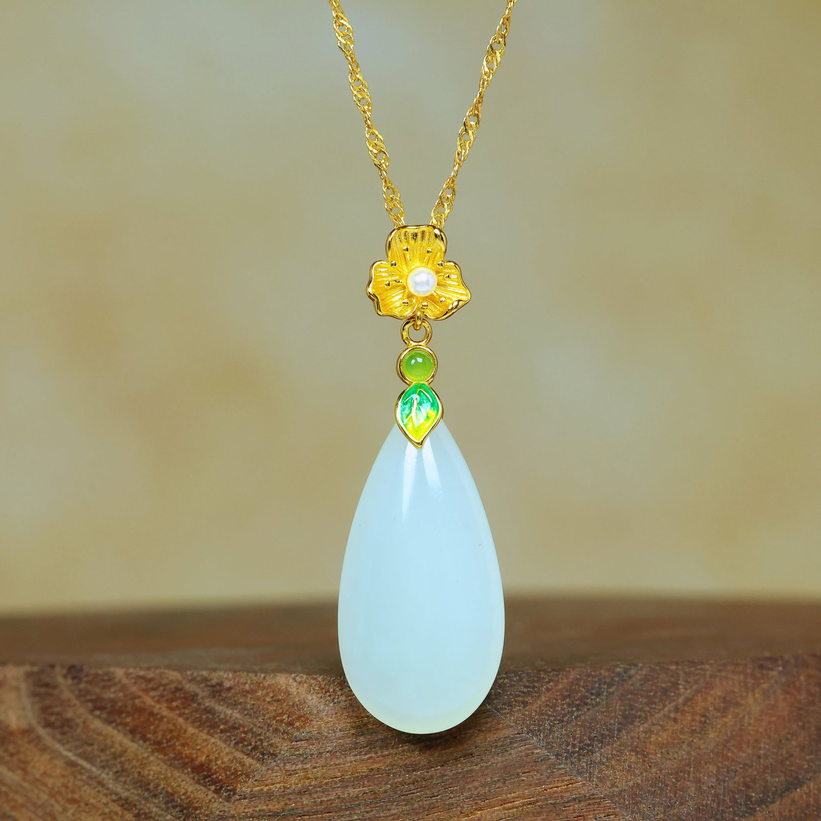 An Exquisite Sterling Silver-Gold Plated Inlaid White Jade Pendant: An Exquisite Sterling Silver-Gold Plated Inlaid White Jade Pendant,Size:12mmx24mm 纯银镀金镶白玉吊坠