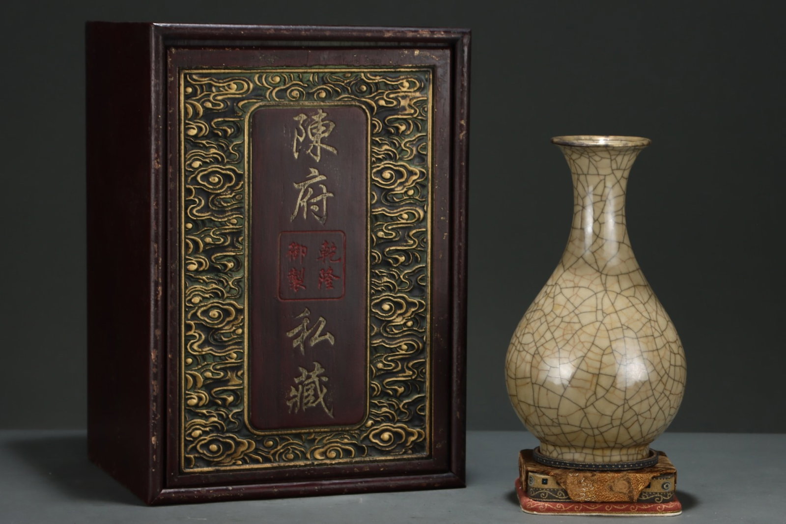 An Exquisite Ge yao Cover with Gold Vase,with an Imperial Poem by Emperor Qianlong: An Exquisite Ge yao Cover with Gold Vase,with an Imperial Poem by Emperor Qianlong,Song Dynasty,China,Size:9.4inx5.3in