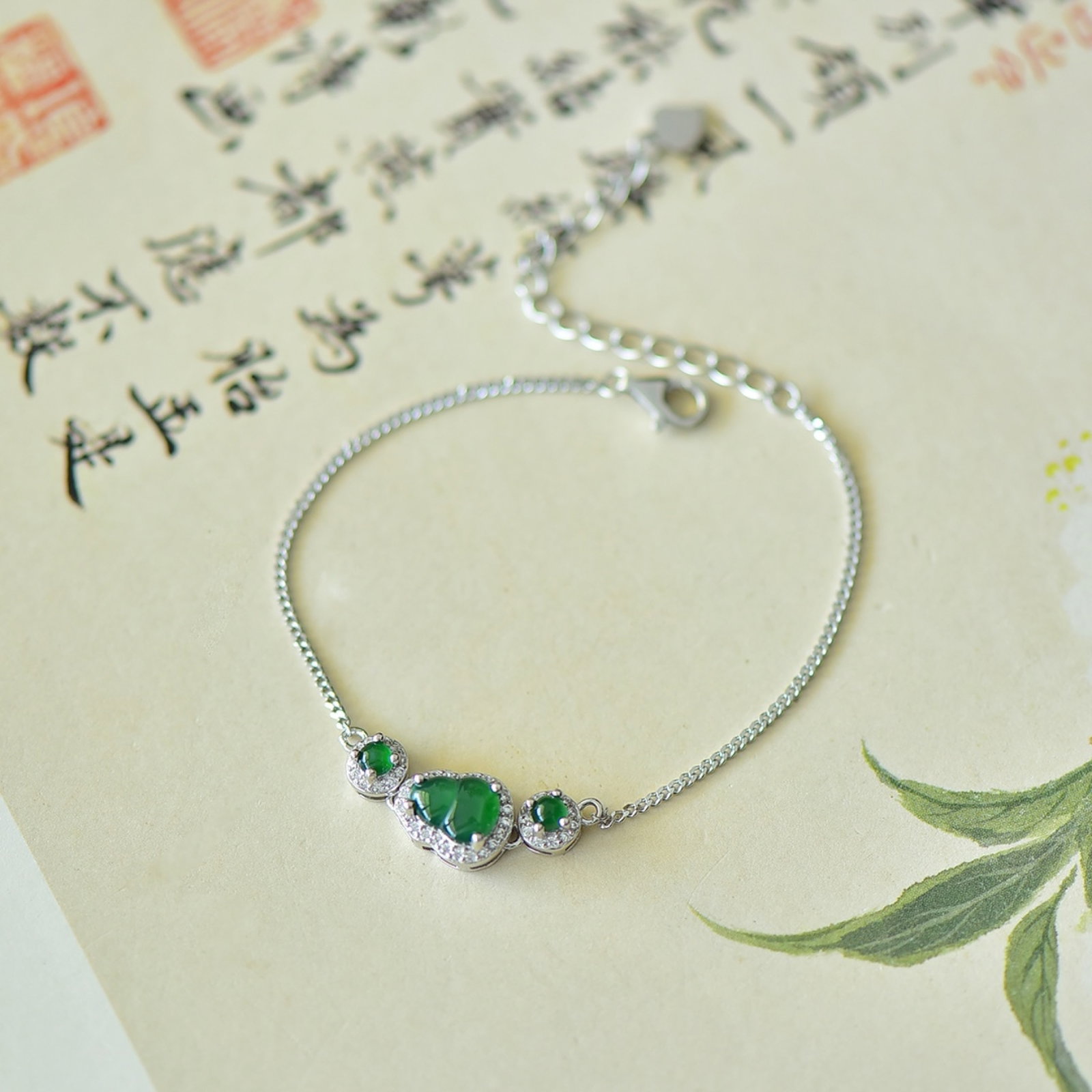An Exquisite Sterling Silver Inlaid Jadeite Gourd Bracelets,Inlaid Diamond: An Exquisite Sterling Silver Inlaid Jadeite Gourd Bracelets,Inlaid Diamond,Size:6mmx8mm 纯银镶翡翠葫芦手链,嵌钻石