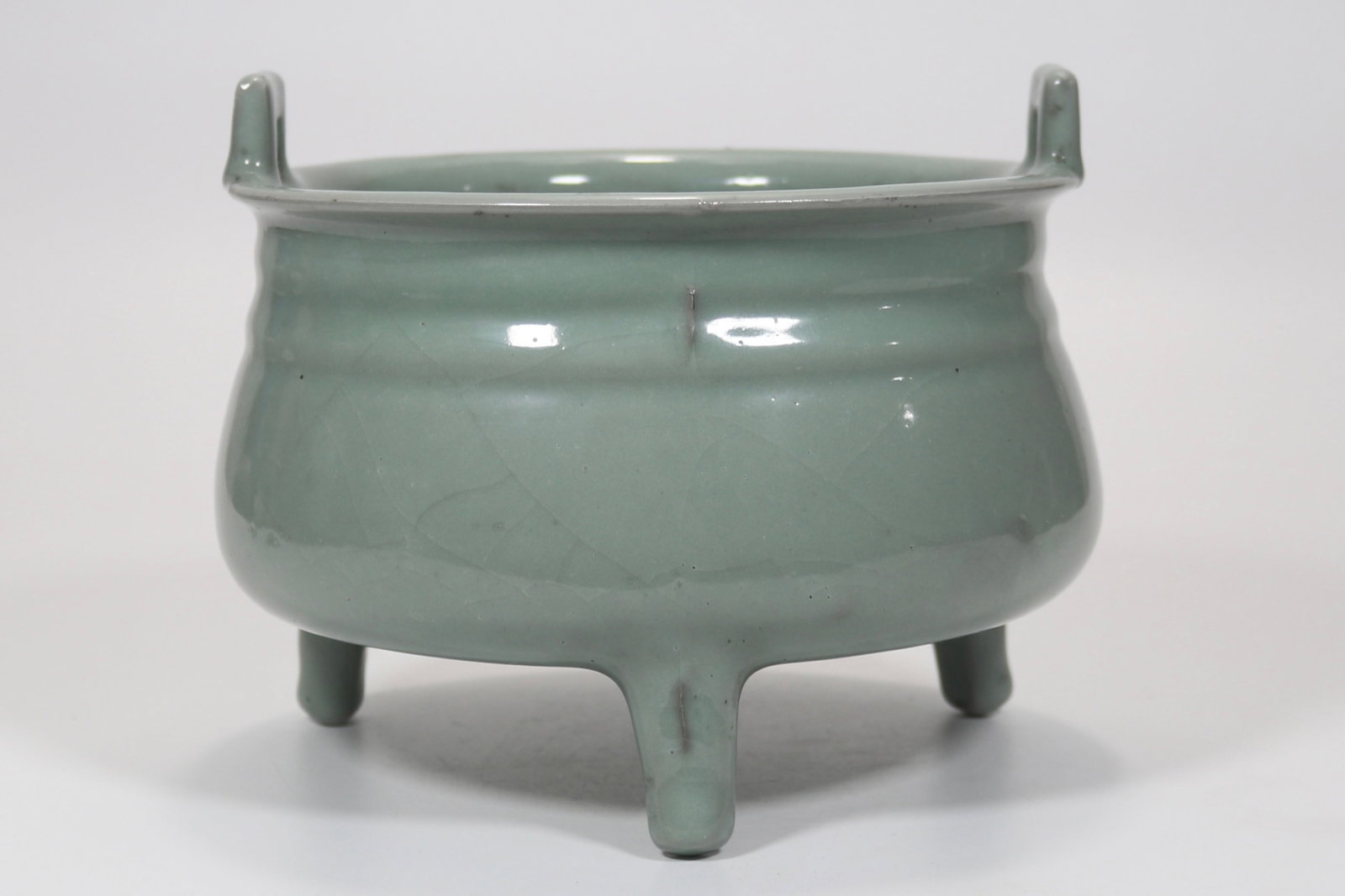 A fine Guan ware pale celadon tripod censer: A fine Guan ware pale celadon tripod censer, Song Dynasty, China, Size:6.1inx7.4in 官窑粉青釉三足炉,中国宋代,
