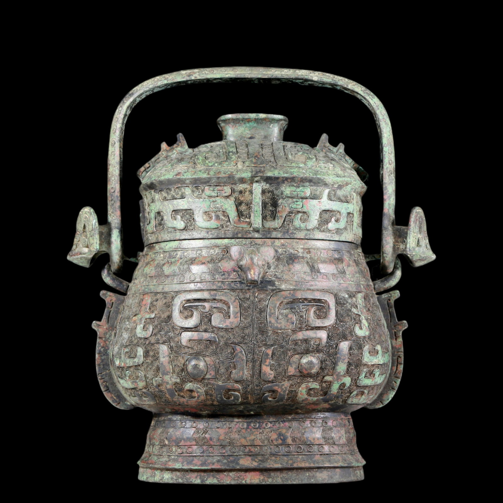 A precious bronze animal-faced pot: A precious bronze animal-faced pot with inscriptions. In ancient times, the surface was carefully carved, vividly demonstrating the superb skills of the craftsmen. It has its own unique meaning and al