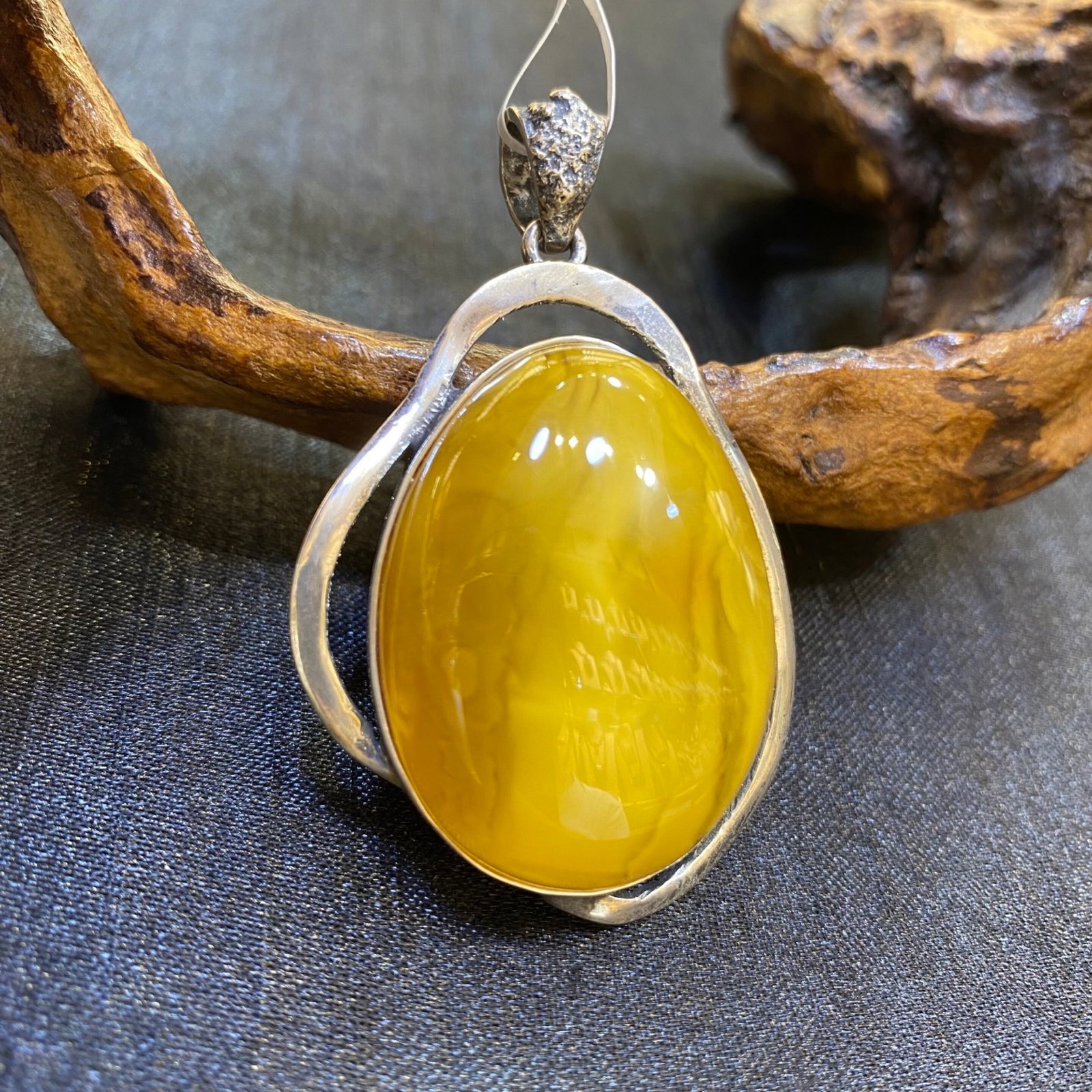 An Exquisite Beeswax Inlaid Silver Necklace: An Exquisite Beeswax Inlaid Silver Necklace,Size:35.6mm,Weight:13.8g 蜜蜡镶银项链