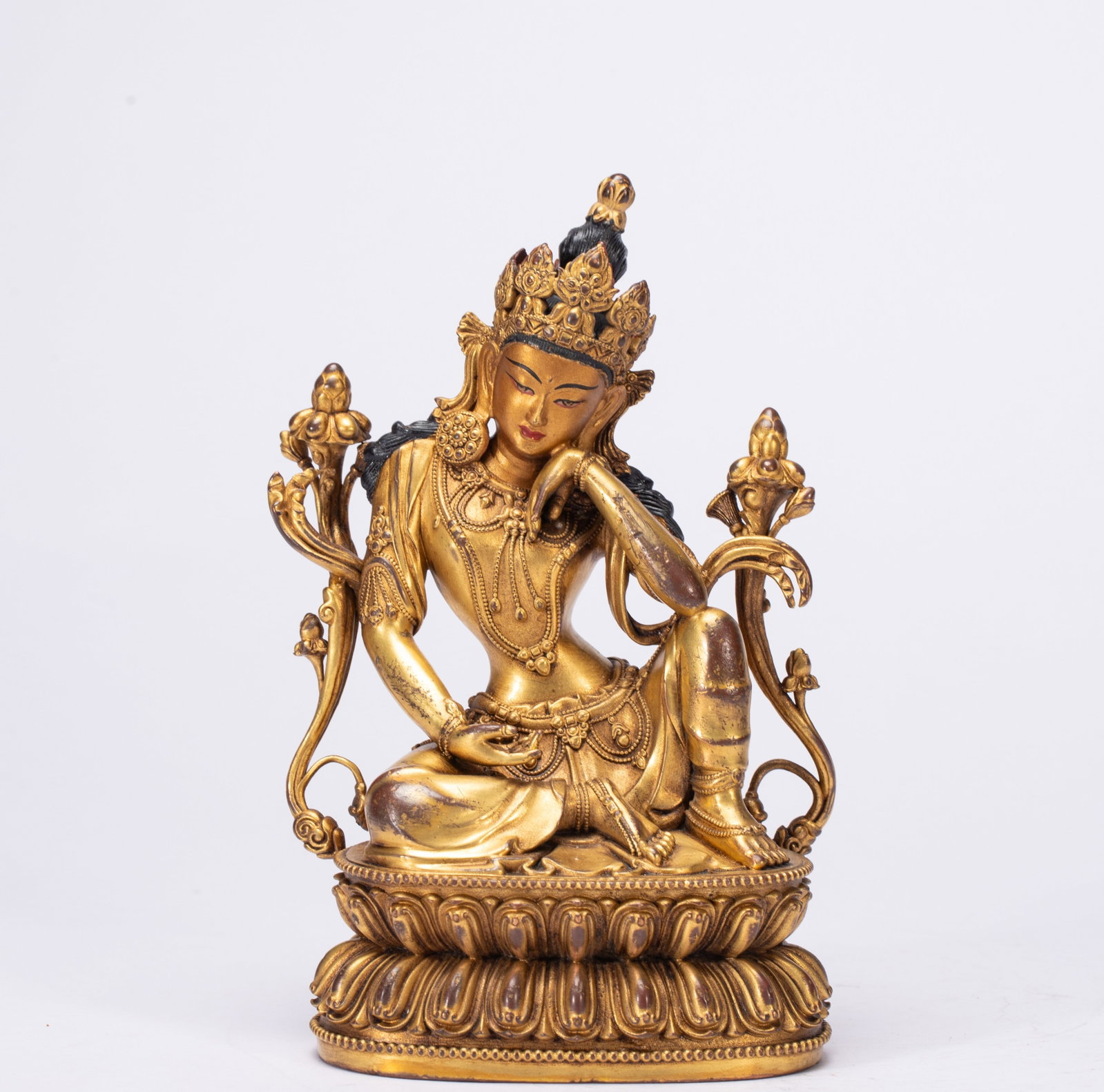 A Solemn Gilt Bronze Statue of Avalokitesvara: A Solemn Gilt Bronze Statue of Avalokitesvara,Qing Dynasty,China,Size:3.9inx2.6inx5.9in,Weight:560g 铜鎏金观音像,中国清代