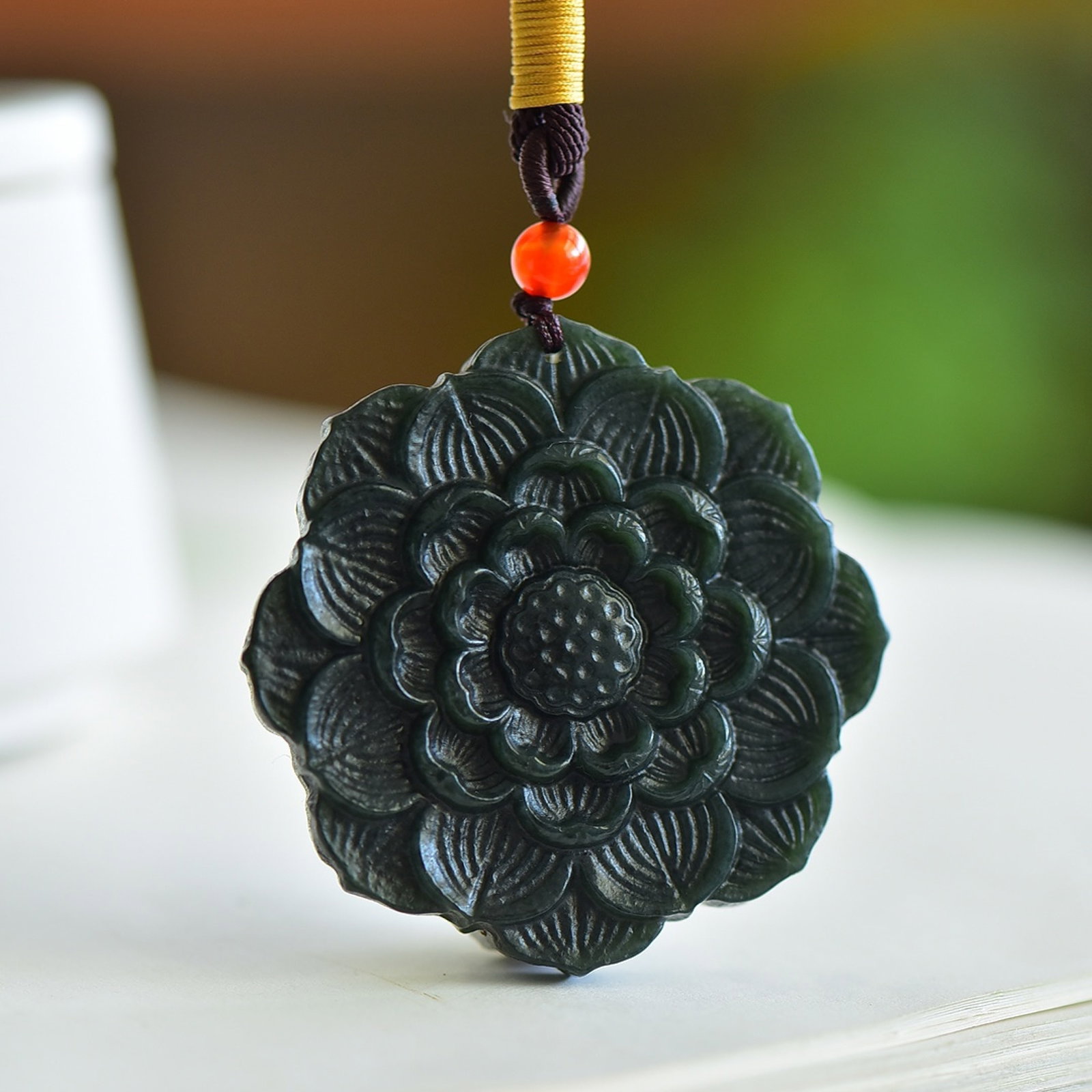 An Exquisite Sapphire Lotus Pendant: An Exquisite Sapphire Lotus Pendant,Size:10mmx50mm 寓意:着生命的觉悟。在每一个春天和夏天,