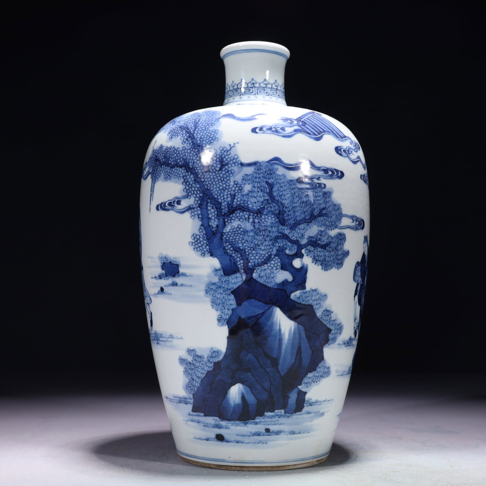 An Exquisite Blue and White Character and Story Pattern Vase: An Exquisite Blue and White Character and Story Pattern Vase,Qing Dynasty,China,Kangxi Six-character Mark,Size:5.1inx9.8in,Weight:1350g 青花人物故事纹瓶
