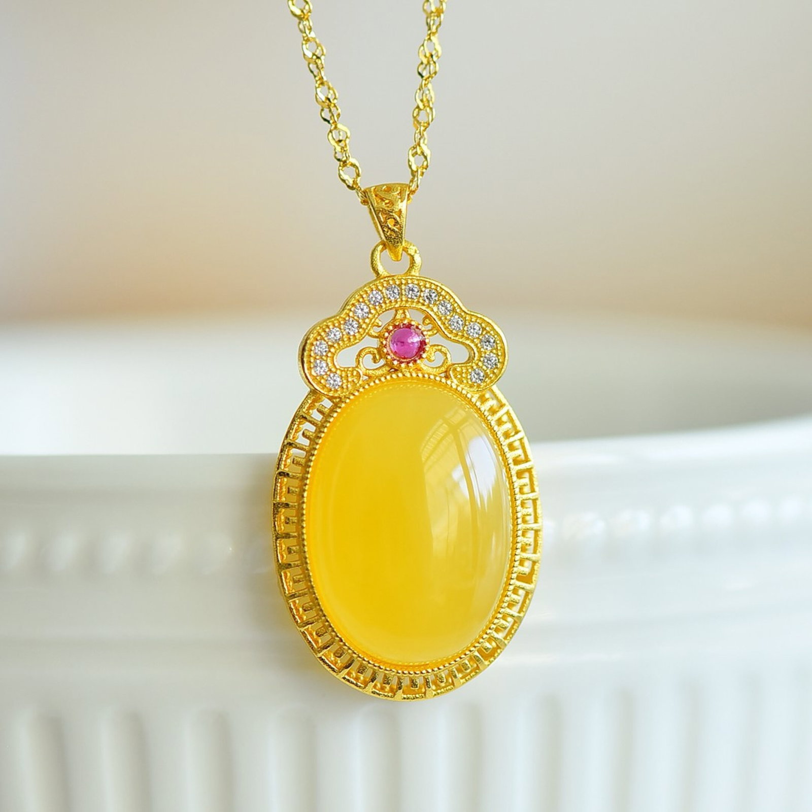 An Exquisite Sterling Silver-Gold Plated Inlaid Amber Necklace,Inlaid Diamond: An Exquisite Sterling Silver-Gold Plated Inlaid Amber Necklace,Inlaid Diamond,Size:13mmx18mm 纯银镀金镶琥珀项链,嵌钻石