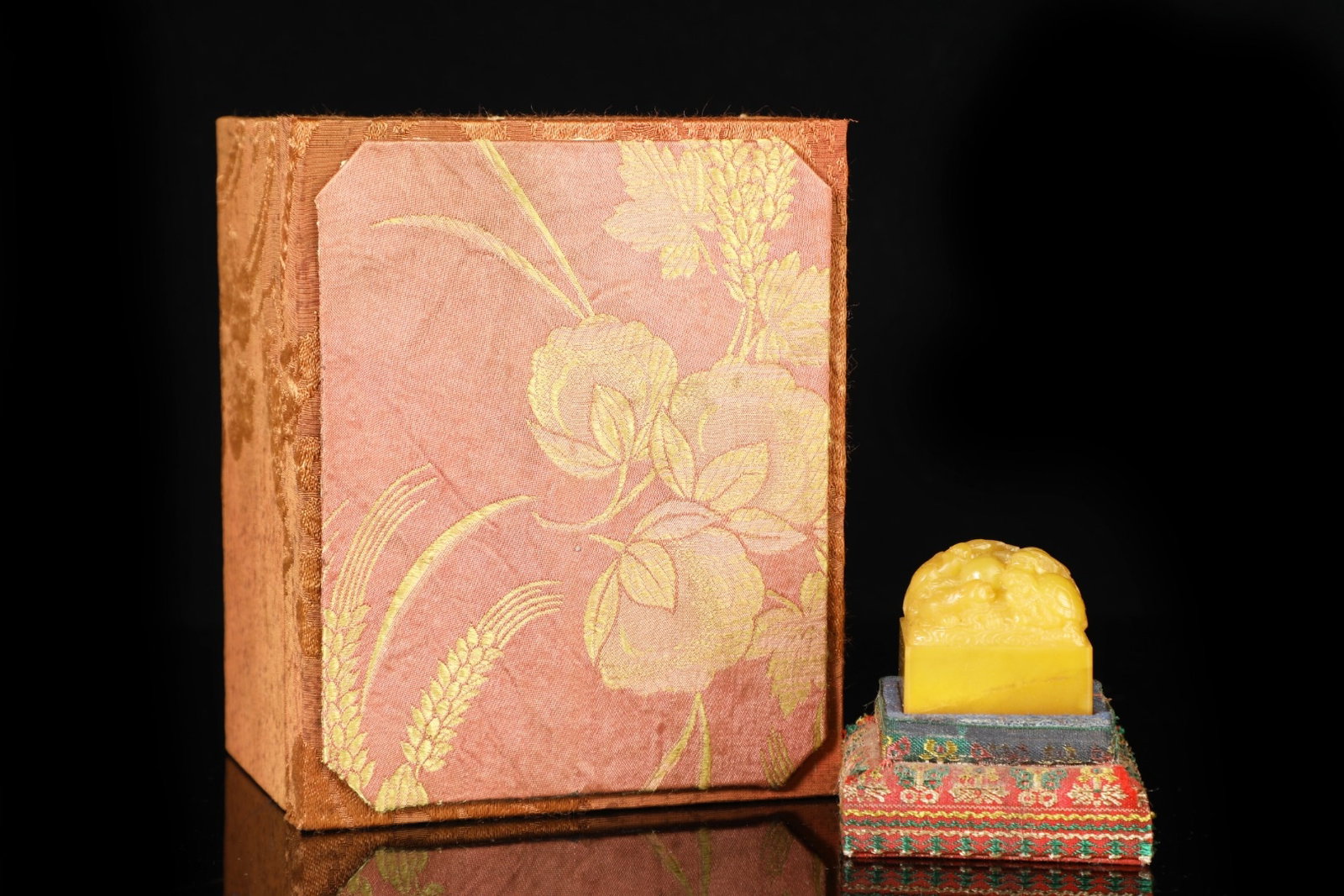 An Exquisite Tianhuang Stone Dragon Pattern Seal: An Exquisite Tianhuang Stone Dragon Pattern Seal,Qing Dynasty, China,Cheng Yuan Mark,Size:1.6inx1.6in ,Weight:141g 田黄石龙纹印章,中国清