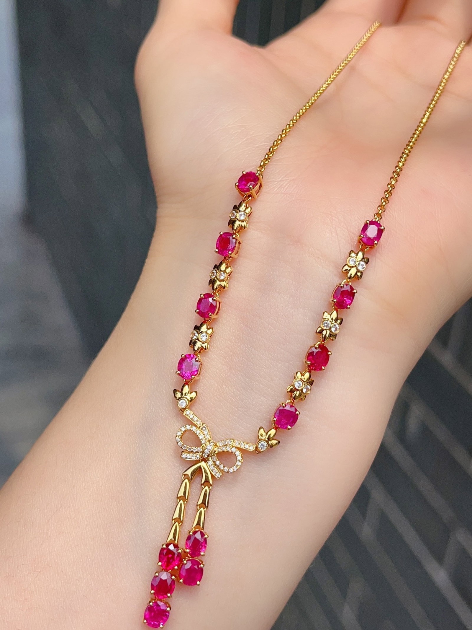 A Exquisite 18k Gold Inlaid 6.00ct Natural Ruby Necklace,Inlaid Diamond: A Exquisite 18k Gold Inlaid 6.00ct Natural Ruby Necklace,Inlaid Diamond,Total Weight:6.91g 18k金镶 6.00ct 天然红宝石项链,嵌钻石