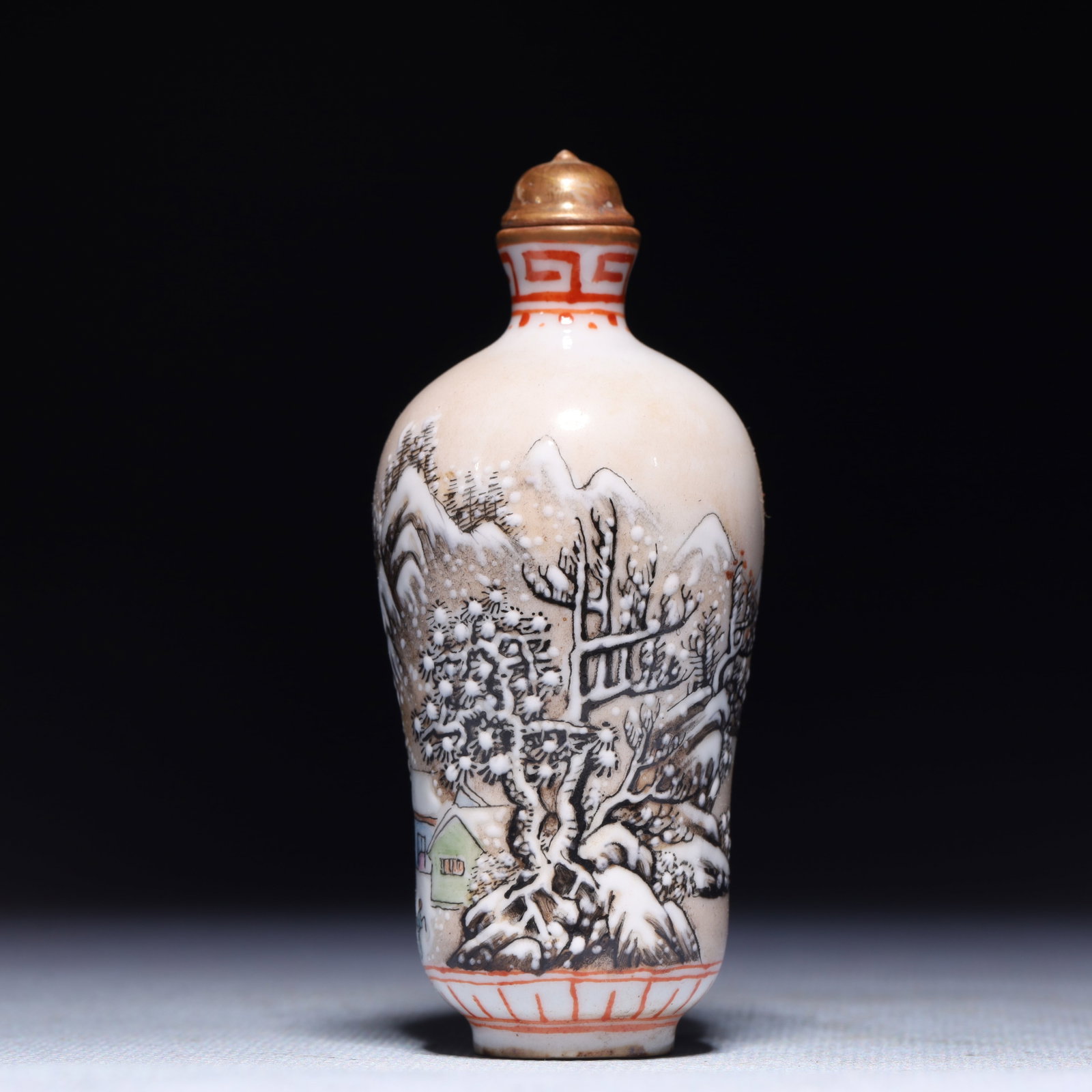 An Exquisite Famille-Rose Landscape and Figure Pattern Snuff Bottle: An Exquisite Famille-Rose Landscape and Figure Pattern Snuff Bottle,Qing Dynasty,China,Qianlong Four-character Mark,Size:1.4inx1inx3.5in,Weight:56.9g 粉彩山水人物&#