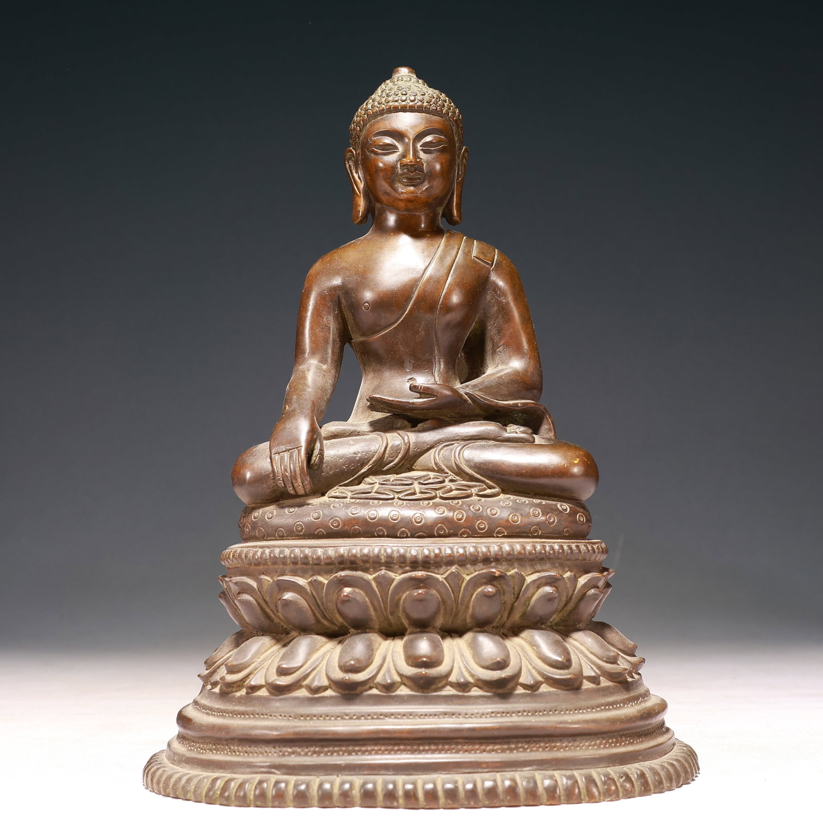 A Solemn Bronze Statue of Sakyamuni: A Solemn Bronze Statue of Sakyamuni,Qing Dynasty,China,Size:7.1inx4.3inx10.6in,Weight:3450g 铜释迦摩尼像,中国清代