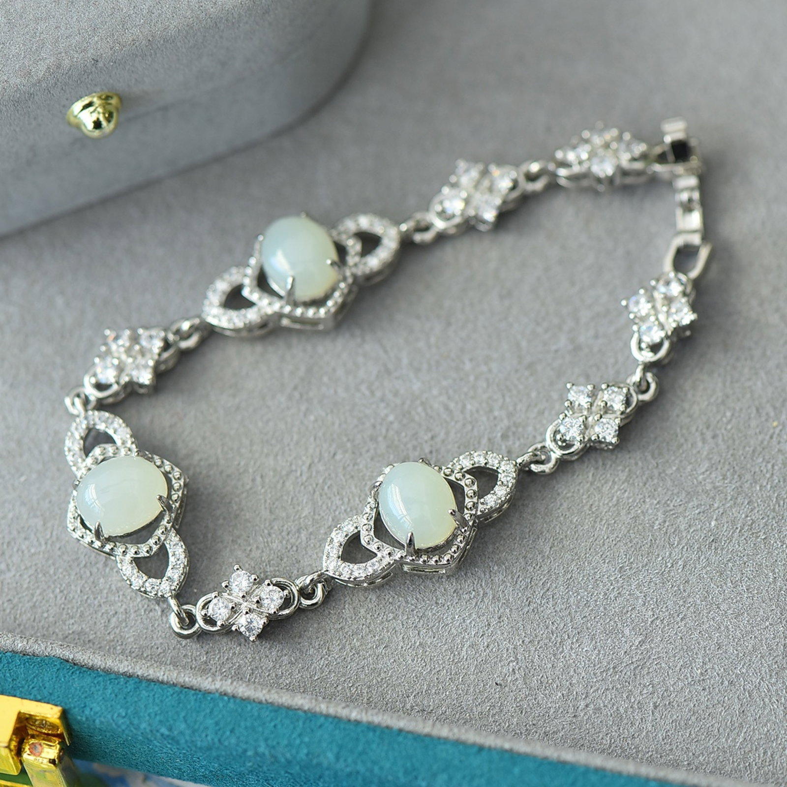 An Exquisite Bronze Inlaid White Jade Bracelet,Inlaid Diamond: An Exquisite Bronze Inlaid White Jade Bracelet,Inlaid Diamond,Size:8mmx10mm 铜镶白玉手链,嵌钻石