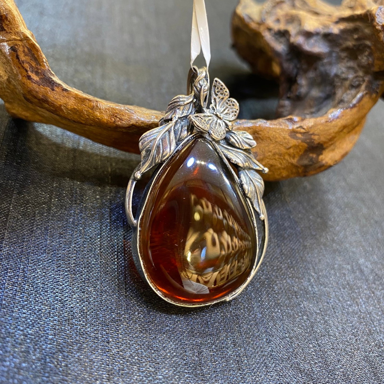 An Exquisite Beeswax Inlaid Silver Necklace: An Exquisite Beeswax Inlaid Silver Necklace,Size:30.9mm,Weight:11.2g 蜜蜡镶银项链