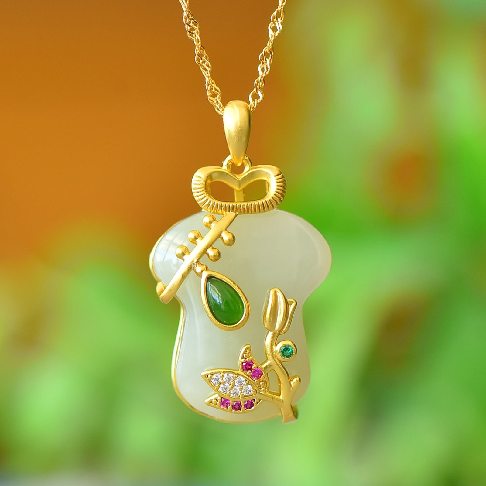 An Exquisite Bronze-Gold Plated Inlaid White Jade Flower Pattern Necklace,Inlaid Diamond: An Exquisite Bronze-Gold Plated Inlaid White Jade Flower Pattern Necklace,Inlaid Diamond,Size:18mmx22mm 铜镀金镶白玉花卉纹项链,嵌