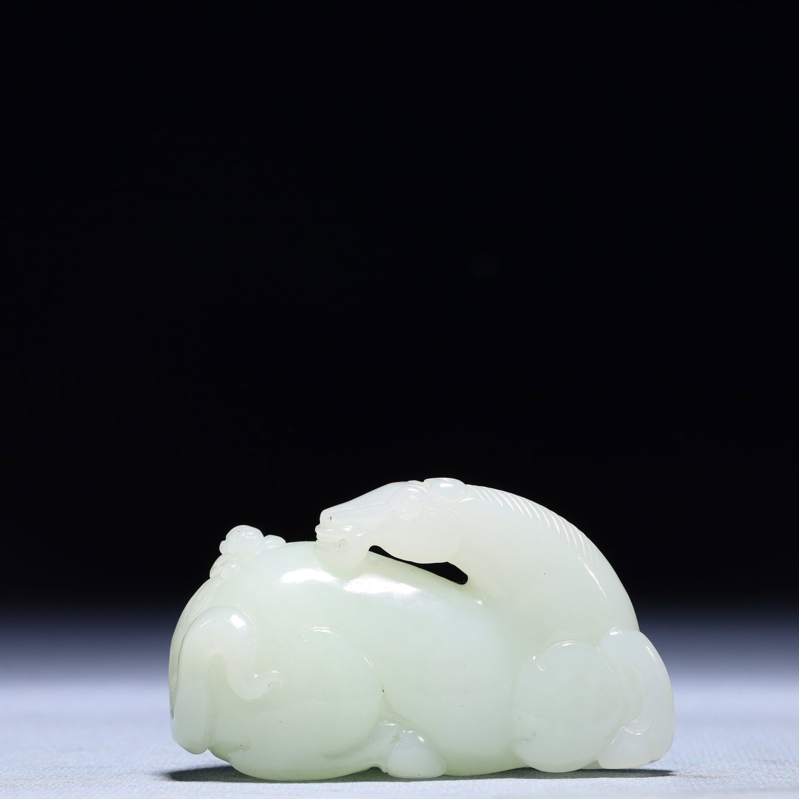 An Exquisite White Jade Horse Ornament: An Exquisite White Jade Horse Ornament,Qing Dynasty,China,Size:2.8inx1inx1.6in,Weight:118.2g 白玉骏马摆件,中国清代