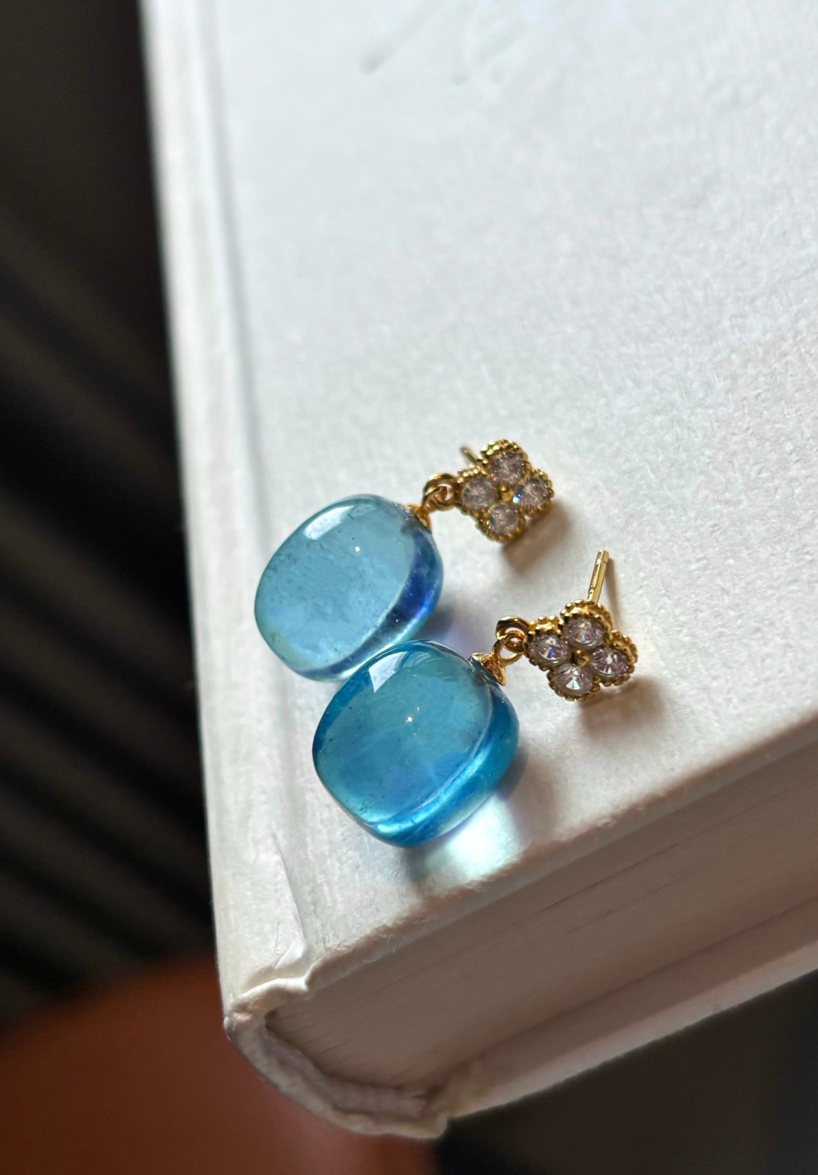 A Pair of Exquisite Sterling Silver-Gold Plated Inlaid Aquamarine Earrings: A Pair of Exquisite Sterling Silver-Gold Plated Inlaid Aquamarine Earrings,Size:14mmx11mm,Weight:7.8g 一对纯银镀金镶海蓝宝耳环