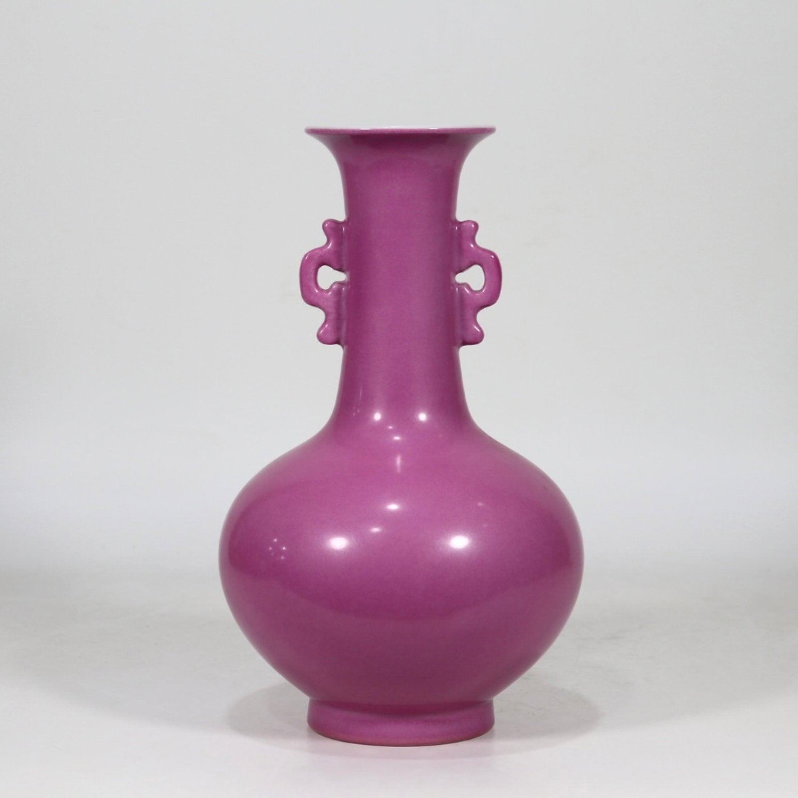 A fine rouge-pink double-handled vase: A fine rouge-pink double-handled vase, Qing Dynasty, China, with six-character Qianlong reign mark, Size:10.6inx6.1in 胭脂水粉双耳瓶,中国清&