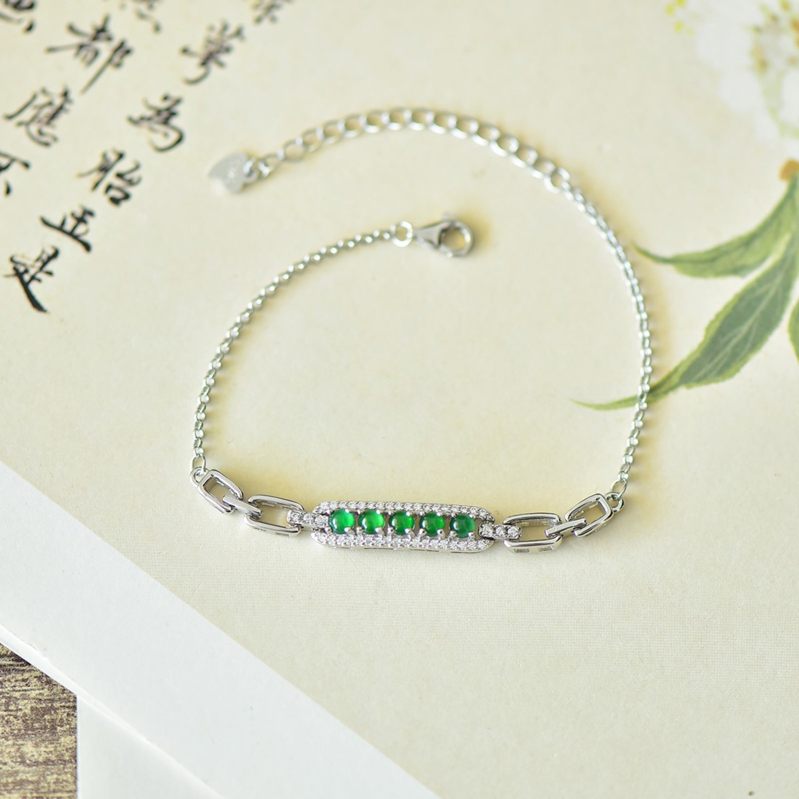 An Exquisite Sterling Silver Inlaid Jadeite Bracelets,Inlaid Diamond: An Exquisite Sterling Silver Inlaid Jadeite Bracelets,Inlaid Diamond,Size:3mmx3mm 纯银镶翡翠手链,嵌钻石