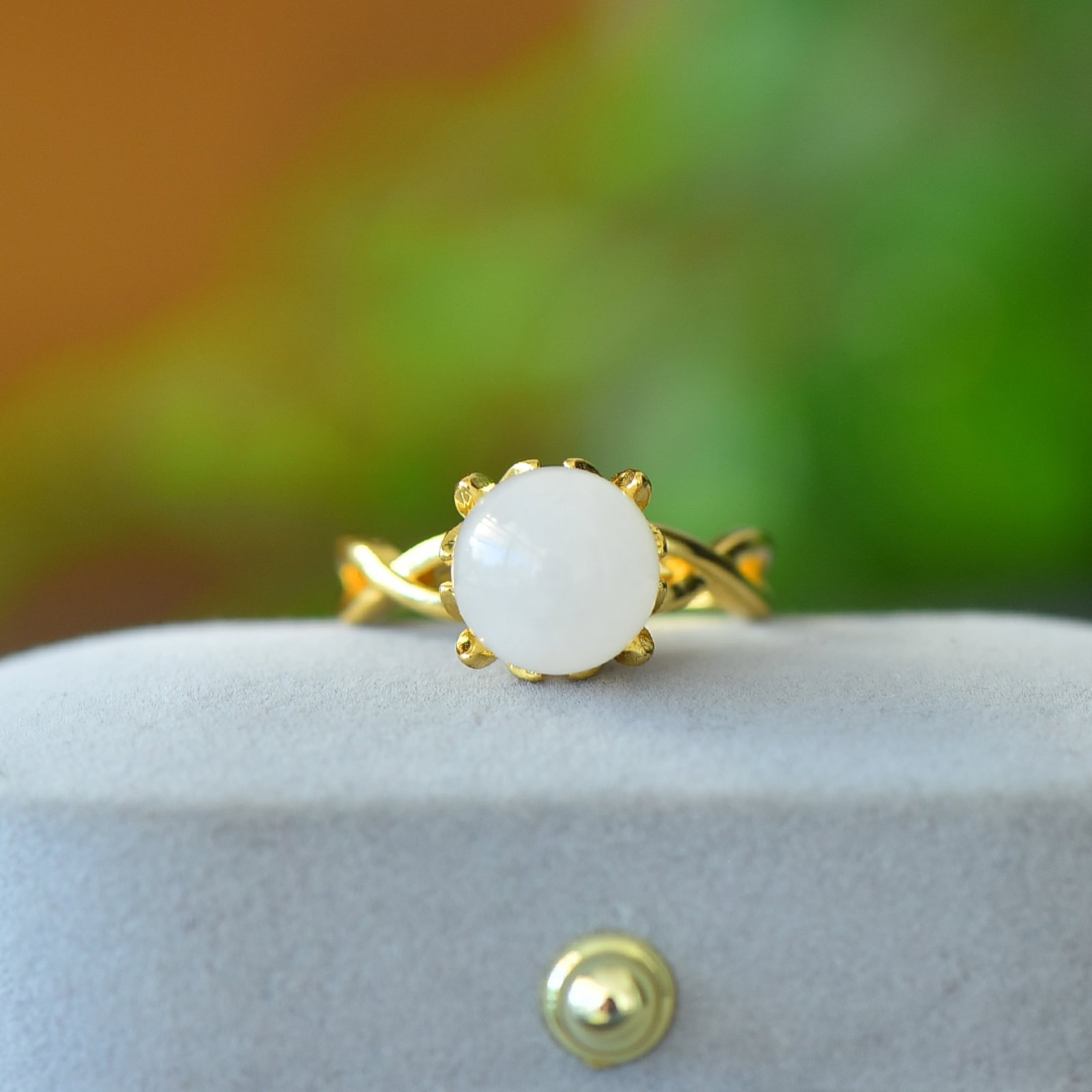 An Exquisite Bronze-Gold Plated Inlaid White Jade Ring: An Exquisite Bronze-Gold Plated Inlaid White Jade Ring,Size:3.9inx3.9in 铜镀金镶白玉戒指